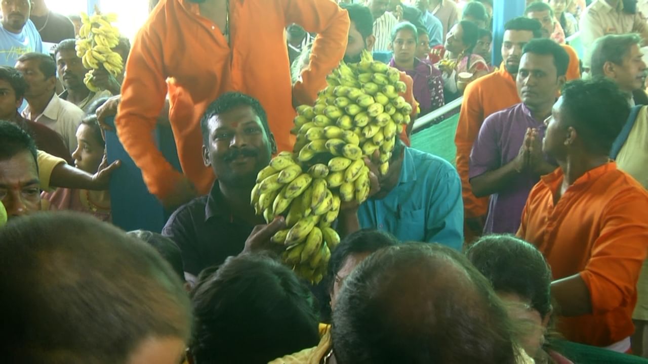 ಕೈಯಲ್ಲಿ ಬಾಳೆ ಗೊನೆ ಹಿಡಿದು ಬೋಟ್ ಹತ್ತುತ್ತಿರುವ ಜನ. ಇನ್ನೊಂದೆಡೆ ದೇವರ ದರ್ಶನಕ್ಕೆ ಕ್ಯೂ ನಲ್ಲಿ ನಿಂತಿರುವ ಭಕ್ತರು. ನಡುಗಡ್ಡೆಯಲ್ಲಿ ಎಲ್ಲಿ ನೋಡಿದಲ್ಲಿ ಜನವೊ ಜನ... ಈ ದೃಶ್ಯ ಕಂಡು ಬಂದಿದ್ದು ಕಾರವಾರದ ಕೂರ್ಮಗಡ ನರಸಿಂಹ ದೇವರ ಜಾತ್ರೆಯಲ್ಲಿ. 