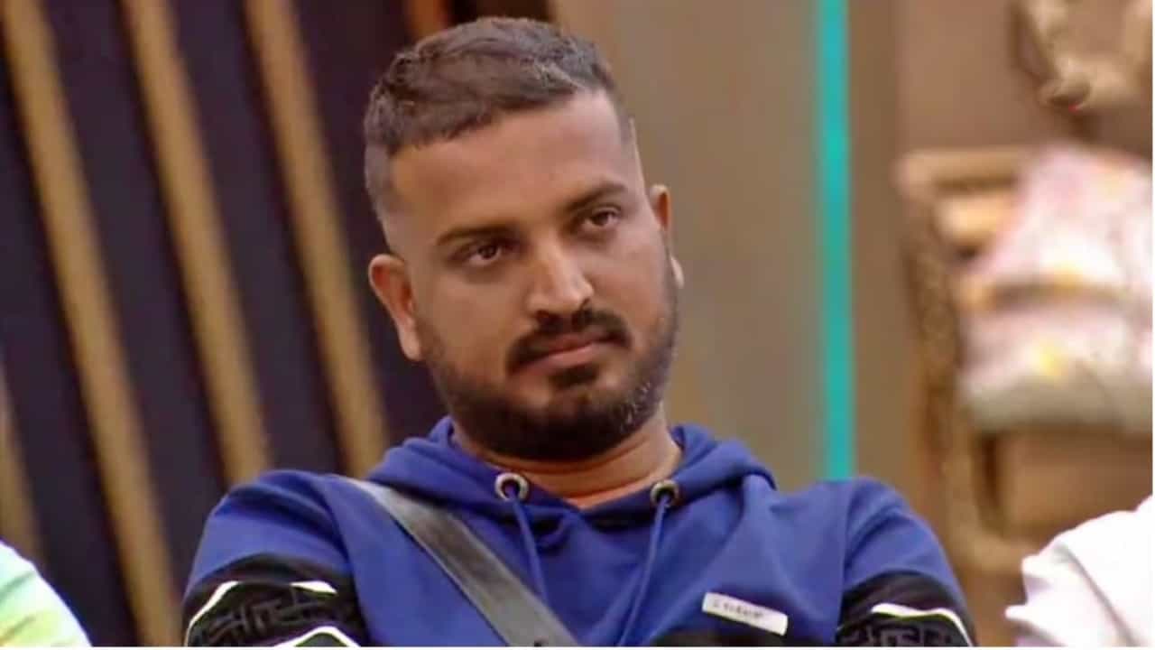 ಬಿಗ್ ಬಾಸ್ ಮನೆಯಿಂದ ವರ್ತೂರು ಸಂತೋಷ್ ಔಟ್; ನಗುತ್ತಲೇ ಹೊರಬಂದ ಹಳ್ಳಿಕಾರ್ ಒಡೆಯ ಬಿಗ್ ಬಾಸ್ ಮನೆಯಿಂದ ವರ್ತೂರು ಸಂತೋಷ್ ಔಟ್; ನಗುತ್ತಲೇ ಹೊರಬಂದ ಹಳ್ಳಿಕಾರ್ ಒಡೆಯ
