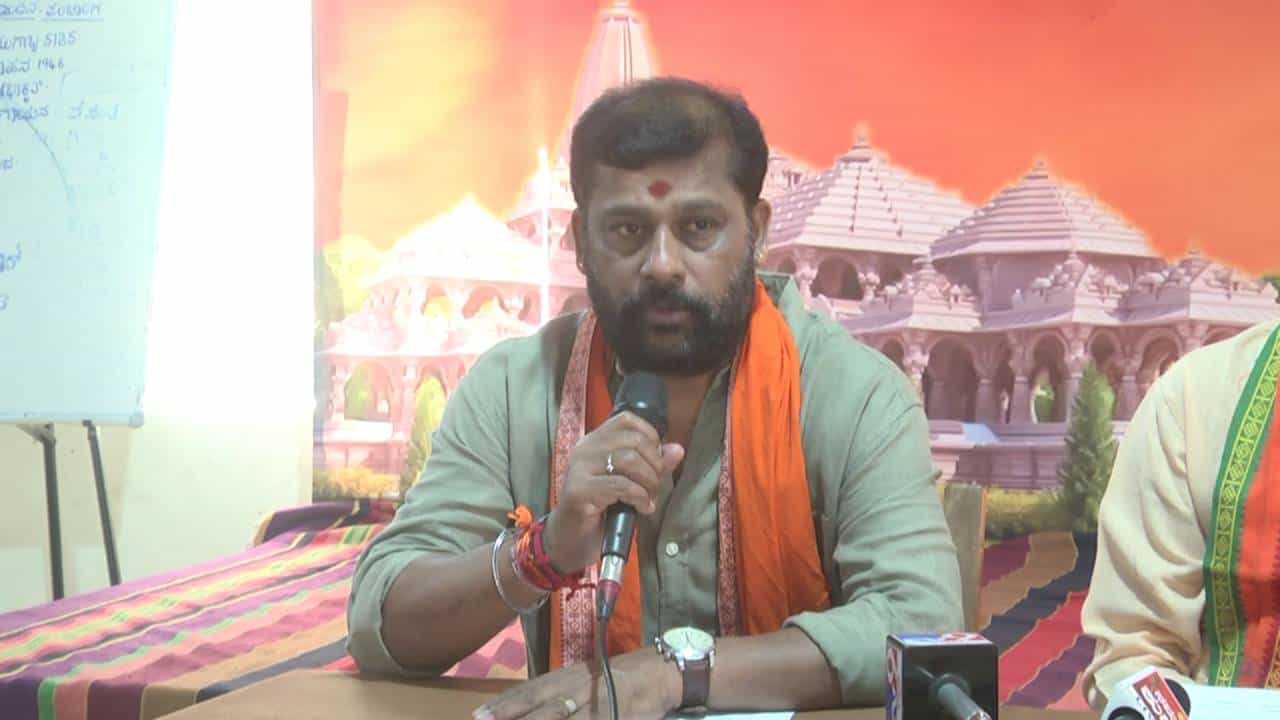 Hanuman Flag Campaign: ಕರ್ನಾಟಕದಲ್ಲಿ ಹನುಮ ಧ್ವಜ ಅಭಿಯಾನ: ರಸ್ತೆ, ಮನೆ ಮನೆಯಲ್ಲಿ ಬಾವುಟ ಹಾರಿಸುತ್ತೇವೆ: ವಿಹೆಚ್ಪಿ Hanuman Flag Campaign: ಕರ್ನಾಟಕದಲ್ಲಿ ಹನುಮ ಧ್ವಜ ಅಭಿಯಾನ: ರಸ್ತೆ, ಮನೆ ಮನೆಯಲ್ಲಿ ಬಾವುಟ ಹಾರಿಸುತ್ತೇವೆ: ವಿಹೆಚ್ಪಿ