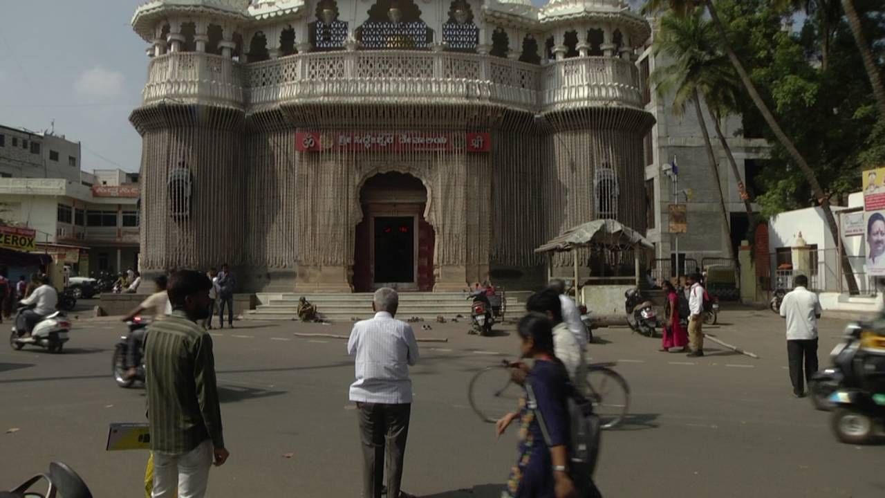 ವಿಜಯಪುರದಲ್ಲಿ ಧರ್ಮ ದಂಗಲ್; ಸಿದ್ದೇಶ್ವರ ಜಾತ್ರೆಯಲ್ಲಿ ಮುಸ್ಲಿಮರಿಗೆ ವ್ಯಾಪಾರಕ್ಕೆ ಅವಕಾಶವಿಲ್ಲ ಎಂದು ಹಾಕಲಾಗಿದ್ದ ಬ್ಯಾನರ್ ತೆರವು