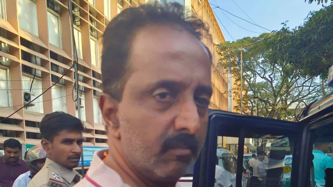 ಸಿಎಂ ಕಾರ್ಯದರ್ಶಿಯ ಪಿಎ ಎಂದು ಮಹಿಳಾ ಅಧಿಕಾರಿಗಳ ಮಾಹಿತಿ ಕಲೆ ಹಾಕುತ್ತಿದ್ದ ವ್ಯಕ್ತಿ ಅರೆಸ್ಟ್ ಸಿಎಂ ಕಾರ್ಯದರ್ಶಿಯ ಪಿಎ ಎಂದು ಮಹಿಳಾ ಅಧಿಕಾರಿಗಳ ಮಾಹಿತಿ ಕಲೆ ಹಾಕುತ್ತಿದ್ದ ವ್ಯಕ್ತಿ ಅರೆಸ್ಟ್