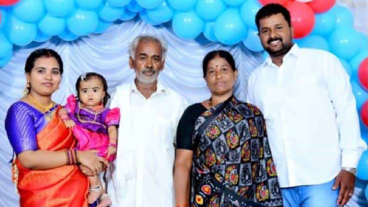 ಮೈಸೂರಿನಲ್ಲಿ ಸಾಲಗಾರರ ಕಾಟಕ್ಕೆ ಹೆದರಿ ಇಡೀ ಕುಟುಂಬ ನಾಪತ್ತೆ, 8 ದಿನ ಕಳೆದರೂ ಸಿಕ್ಕಿಲ್ಲ ಸುಳಿವು ಮೈಸೂರಿನಲ್ಲಿ ಸಾಲಗಾರರ ಕಾಟಕ್ಕೆ ಹೆದರಿ ಇಡೀ ಕುಟುಂಬ ನಾಪತ್ತೆ, 8 ದಿನ ಕಳೆದರೂ ಸಿಕ್ಕಿಲ್ಲ ಸುಳಿವು