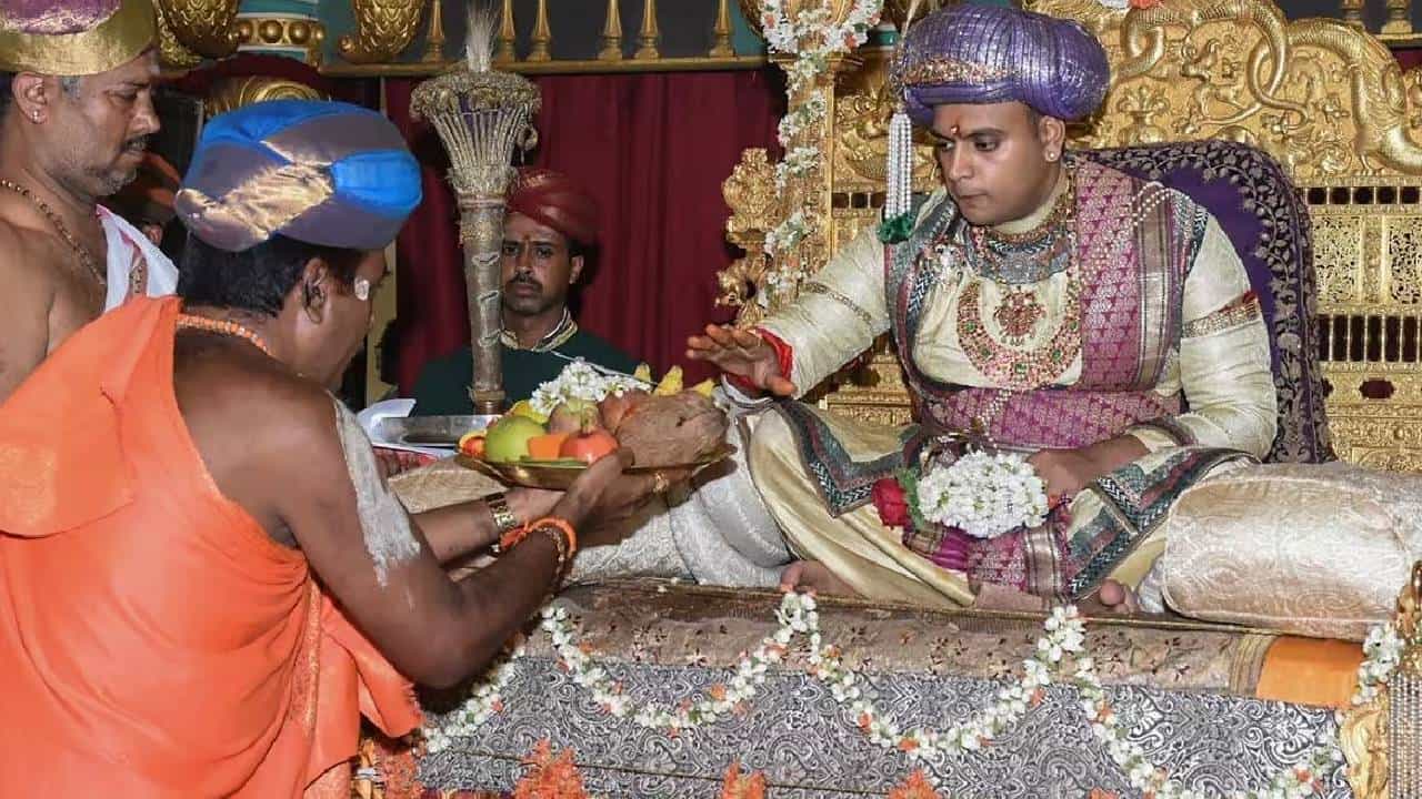 ಶ್ರೀರಾಮ ಪ್ರಾಣ ಪ್ರತಿಷ್ಠೆಗೆ ಮೈಸೂರು ಒಡೆಯರಿಗೆ ಅಧಿಕೃತ ಆಹ್ವಾನ, ಜ.21 ರಂದು ಅಯೋಧ್ಯೆ ಪ್ರವಾಸ ಶ್ರೀರಾಮ ಪ್ರಾಣ ಪ್ರತಿಷ್ಠೆಗೆ ಮೈಸೂರು ಒಡೆಯರಿಗೆ ಅಧಿಕೃತ ಆಹ್ವಾನ, ಜ.21 ರಂದು ಅಯೋಧ್ಯೆ ಪ್ರವಾಸ