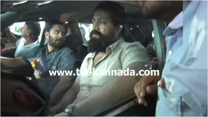 ಅಭಿಮಾನಿಗಳ ನಿಧನ ನೋವಿನಲ್ಲಿ ಹುಬ್ಬಳ್ಳಿ ವಿಮಾನ ನಿಲ್ದಾಣಕ್ಕೆ ಬಂದ ನಟ ಯಶ್ ಅಭಿಮಾನಿಗಳ ನಿಧನ ನೋವಿನಲ್ಲಿ ಹುಬ್ಬಳ್ಳಿ ವಿಮಾನ ನಿಲ್ದಾಣಕ್ಕೆ ಬಂದ ನಟ ಯಶ್