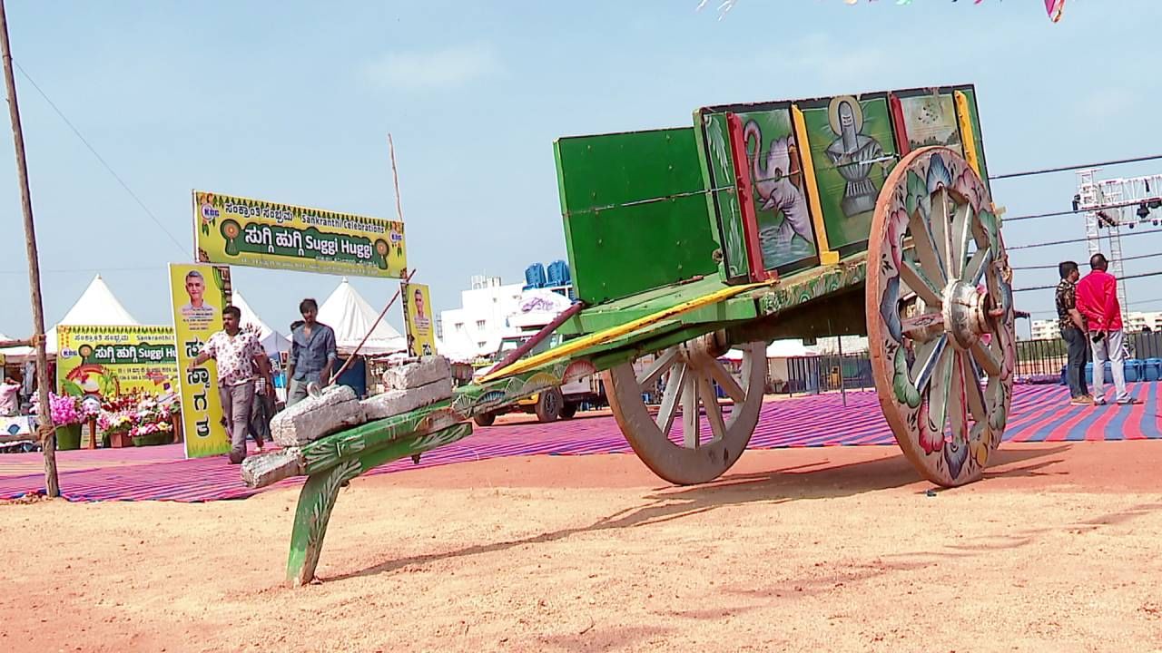 ಸಿಲಿಕಾನ್ ಸಿಟಿಯಲ್ಲಿ ಸಂಕ್ರಾಂತಿ ಹಬ್ಬದ ಸಂಭ್ರಮ ಮನೆಮಾಡಿದ್ದು, ಇಂದು ಮತ್ತಷ್ಟು ಹೆಚ್ಚಾಗಲಿದೆ. ಸಿಟಿಯಲ್ಲಿ ಹಳ್ಳಿಯ ಸೊಗಡಿನ ಹಬ್ಬ ಮಾಡುತ್ತಾ ಸಿಲಿಕಾನ್ ಮಂದಿ ಖುಷಿ ಪಡುತ್ತಿದ್ದಾರೆ.‌