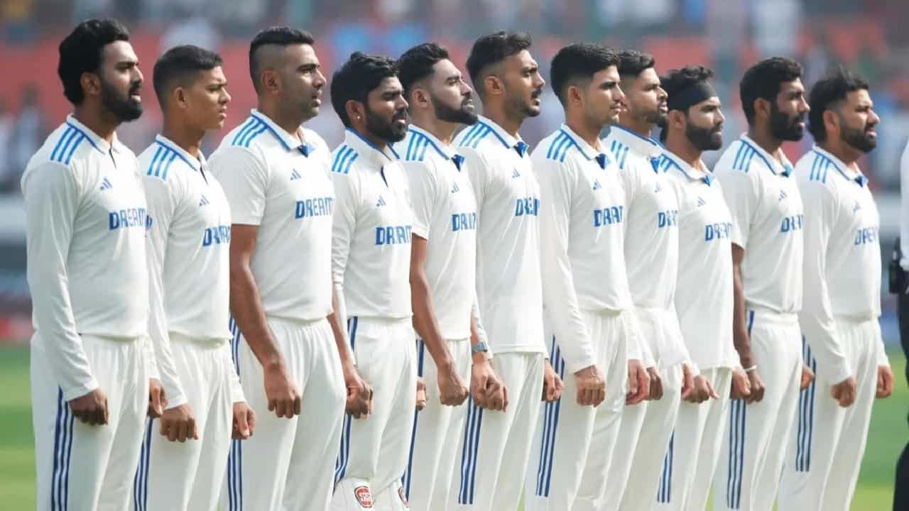 ಇಂಗ್ಲೆಂಡ್ ವಿರುದ್ಧದ ಮೊದಲ ಟೆಸ್ಟ್ ಪಂದ್ಯದಲ್ಲಿ ಸೋತಿರುವ ಟೀಮ್ ಇಂಡಿಯಾ ಇದೀಗ ದ್ವಿತೀಯ ಪಂದ್ಯಕ್ಕೆ ಸಜ್ಜಾಗುತ್ತಿದೆ. ಶುಕ್ರವಾರದಿಂದ ಶುರುವಾಗಲಿರುವ ಈ ಪಂದ್ಯಕ್ಕೆ ವಿಶಾಖಪಟ್ಟಣದ ವೈಸ್ಎಸ್ ರಾಜಶೇಖರ ರೆಡ್ಡಿ ಕ್ರಿಕೆಟ್ ಸ್ಟೇಡಿಯಂ ಆತಿಥ್ಯವಹಿಸಲಿದೆ. ಆದರೆ ಈ ಪಂದ್ಯಕ್ಕೆ ಟೀಮ್ ಇಂಡಿಯಾದ ನಾಲ್ವರು ಆಟಗಾರರು ಅಲಭ್ಯರಾಗಿದ್ದಾರೆ. ಆ ಆಟಗಾರರು ಯಾರೆಂದರೆ....