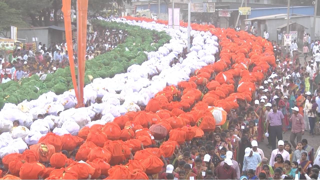 ಈ ಬಾರಿ ವಿಶೇಷ ಅಂದ್ರೇ ಹತ್ತು ಸಾವಿರ ಮಹಿಳೆಯರು ಹೊತ್ತು ತರ್ತಿದ್ದ ರೊಟ್ಟಿ ಬುತ್ತಿಯನ್ನ ತ್ರಿವರ್ಣ ಧ್ವಜದ ಬಣ್ಣದಲ್ಲಿನ ಬಟ್ಟೆ ಕಟ್ಟಿಕೊಂಡು ಸಾಲಾಗಿ ಬಂದು ದೇವರಿಗೆ ಅರ್ಪಣೆ ಮಾಡಿರುವುದು. ಈ ಮೂಲಕ ಹೊಸ ಸಾಧನೆಯನ್ನೂ ಯಲ್ಲಾಲಿಂಗ ಮಹರಾಜರ ಭಕ್ತರು ಮಾಡಿದ್ದಾರೆ.