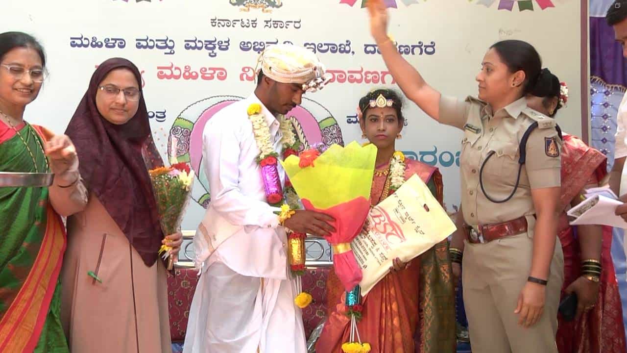 ಇಂದು ಎಲ್ಲವೂ ಸರಿ ಇದ್ದವರಿಗೆ ವಧು ಅಥವಾ ವರ ಸಿಗುವುದು ಕಷ್ಟವಾಗಿದೆ. ಅದರಲ್ಲೂ ರೈತನೆಂದರೆ ಮೂಗು ಮುರಿಯುವವರೇ ಹೆಚ್ಚು. ಇನ್ನು ಜಾತಿ, ಜಾತಕ ಎಲ್ಲವನ್ನೂ ನೋಡಿ ಬಳಿಕ ಮದುವೆ. ಆದರೆ, ಇಲ್ಲೊಂದು ಮದುವೆ ನಡೆದಿದ್ದು, ಅನಾಥೆಗೆ ಕಂಕಣ ಭಾಗ್ಯ ದೊರೆತಿದೆ.