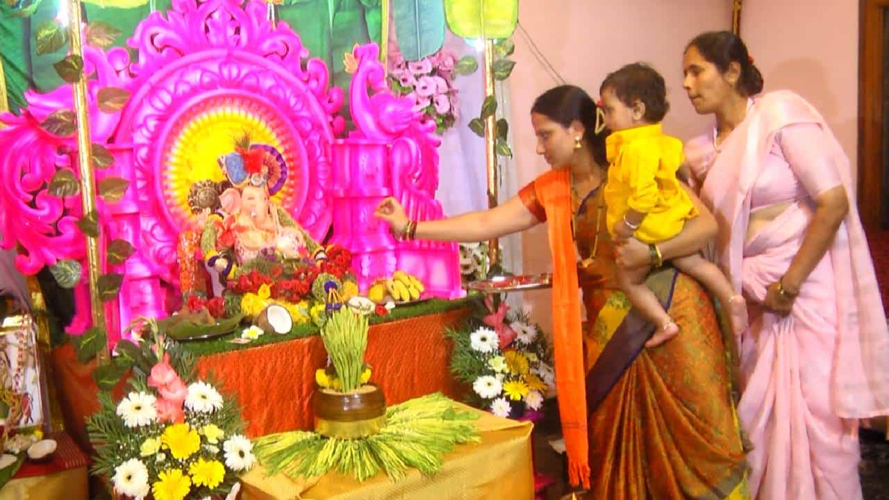 ಒಂದೆಡೆ ವಿಧ ವಿಧದ ಹೂವುಗಳು, ಗರಿಕೆ ಹುಲ್ಲಿನಿಂದ ಅಲಂಕಾರಗೊಂಡು ಮನೆಯಲ್ಲಿ ಕಂಗೊಳಿಸುತ್ತಿರುವ ಗಣೇಶನ ಮೂರ್ತಿ. ಇನ್ನೊಂದೆಡೆ ಗಣಪತಿ ಮೂರ್ತಿಗೆ ಪೂಜೆ ಸಲ್ಲಿಸಿ, ಭಕ್ತಿಯಿಂದ ಬೇಡಿಕೊಳ್ಳುತ್ತಿರುವ ಜನರು. ಮತ್ತೊಂದೆಡೆ ವಿಘ್ನನಿವಾರಕನ ಭಜನೆ ಮಾಡುತ್ತಾ ಆರತಿ ಬೆಳಗುತ್ತಿರುವ ಮಹಿಳೆಯರು. ಈ ಎಲ್ಲ ದೃಶ್ಯಗಳು ಕಂಡುಬಂದಿದ್ದು ಉತ್ತರಕನ್ನಡ ಜಿಲ್ಲೆಯ ಕಾರವಾರದಲ್ಲಿ.