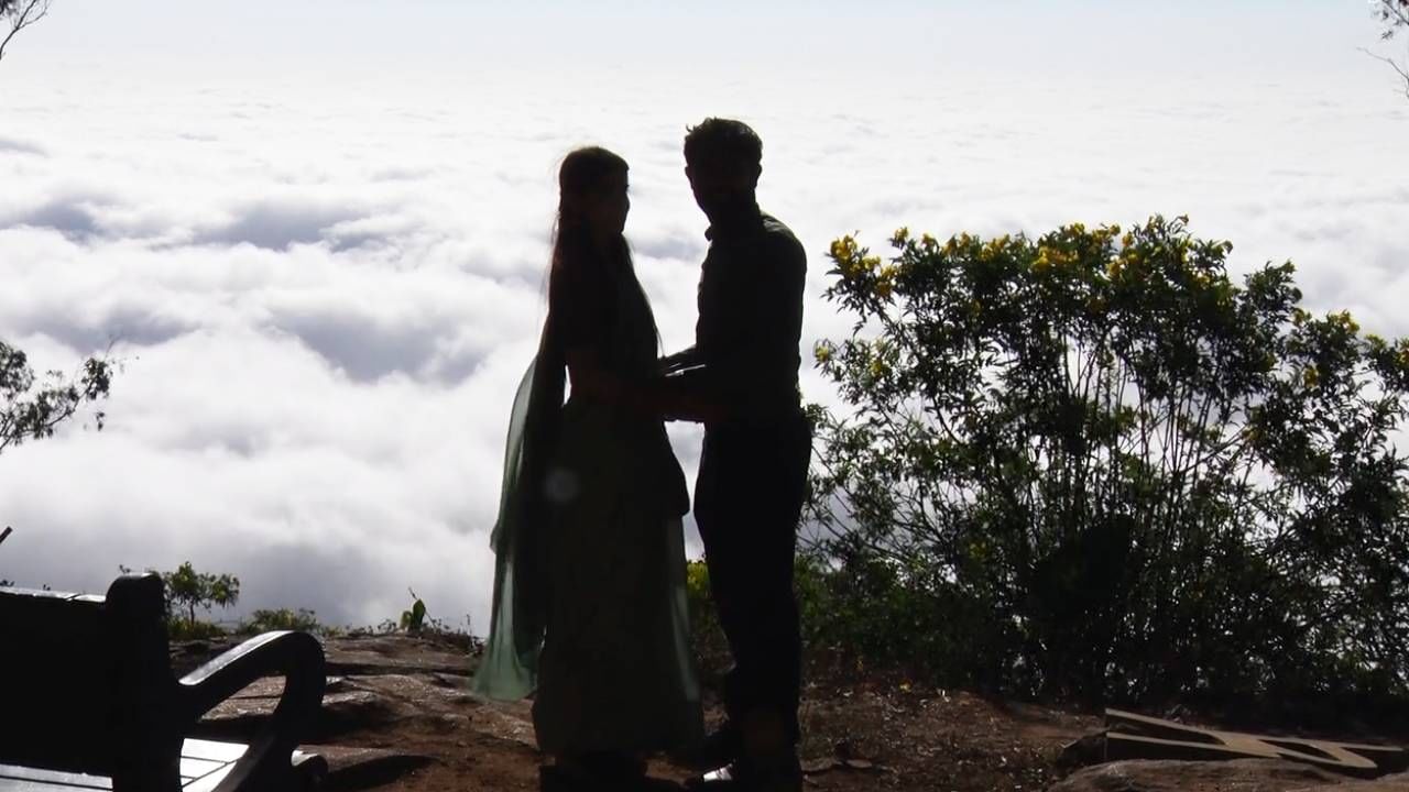 ಪ್ರೀತಿಯ ಚುಂಬನಕ್ಕೆ ಹೆಸರು ವಾಸಿಯಾಗಿರುವ ನಂದಿಗಿರಿಧಾಮ, ಪ್ರೇಮಿಗಳ ದಿನ ಬಂದರೆ ಸಾಕು, ಅಲ್ಲಿ ಎಲ್ಲಿ ನೋಡಿದರೂ ಪ್ರಣಯ ಪಕ್ಷಿಗಳದೆ ಕಲರವ. ಇಂದು ಪ್ರೇಮಿಗಳ ದಿನಾಚರಣೆ ಹಿನ್ನಲೆ ಕೆಲವು ಜೋಡಿಗಳು ಯಾರ ಅಂಜು ಅಳುಕು ಮುಲಾಜು ಇಲ್ಲದೆ ಸ್ವಚ್ಚಂದವಾಗಿ ಒಬ್ಬರಿಗೊಬ್ಬರು ತಬ್ಬಿ ಮುದ್ದಾಡಿ ಚುಂಬನ ಮಾಡಿಕೊಳ್ಳುವುದರ ಮೂಲಕ ಪ್ರೇಮಿಗಳ ದಿನ ಆಚರಿಸಿದರು.