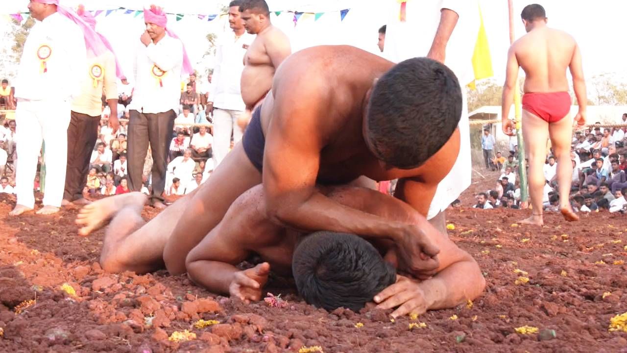 ಹಲಗೆ ಬಾರಿಸುತ್ತಾ ಜಟ್ಟಿಗಳಿಗೆ ಹುರುಪು ನೀಡುತ್ತಿರುವ ಹಲಗೆ ಮೇಳ ಕಲಾವಿದರು.ಮಣ್ಣಿನ ಅಖಾಡದಲ್ಲಿ ಎದುರಾಳಿಯನ್ನು ಎತ್ತಿ ನೆಲಕ್ಕೆ ಬಡಿಯುವ ಮಲ್ಲರು. ಕೊಬ್ಬಿದ ಗೂಳಿಯಂತೆ, ಮದಗಜಗಳಂತೆ ಜಟ್ಟಿಗಳ ಕಾದಾಟ. ಮಲ್ಲರ ಯುದ್ದ ಕಂಡು ಜನರ ಕೇಕೆ‌ ಚಪ್ಪಾಳೆ. ಈ ದೃಶ್ಯ ಕಂಡುಬಂದಿದ್ದು ಬಾಗಲಕೋಟೆ ತಾಲ್ಲೂಕಿನ ತುಳಸಿಗೇರಿ ಗ್ರಾಮದಲ್ಲಿ.