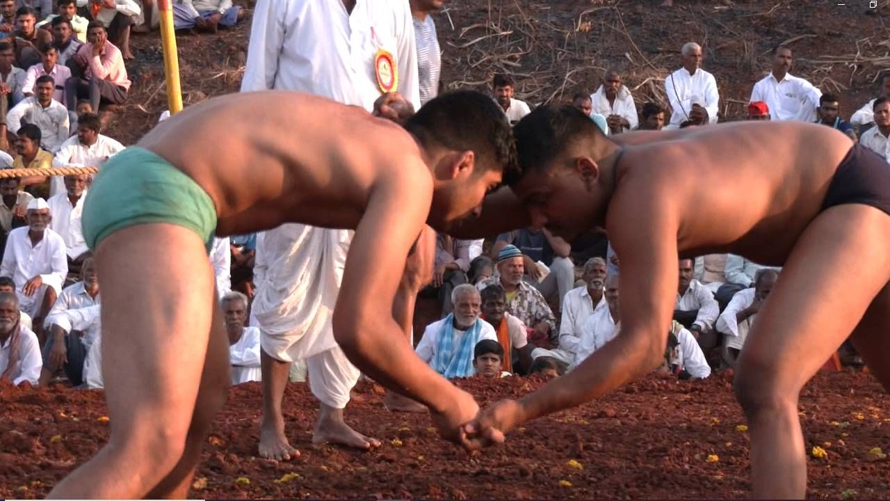 ನೆರದಿದ್ದ ಜನರು ಜಟ್ಟಿ ಕಾಳಗ ಕಂಡು ಸಂಭ್ರಮ ಪಟ್ಟರು. ಕುಸ್ತಿಗೆ ಚಾಲನೆ ನೀಡಿದ ಎಮ್ ಎಲ್‌ ಸಿ ಪಿ ಹೆಚ್ ಪೂಜಾರ , ಹಳ್ಳಿಗಳಲ್ಲಿ‌ ಕುಸ್ತಿ ಕಣ್ಮರೆಯಾಗುತ್ತಿದೆ. ಇಂತಹ ಸಂದರ್ಭದಲ್ಲಿ ಎಲ್ಲ ಗ್ರಾಮಸ್ಥರು ಸೇರಿ ಆಯೋಜನೆ ಮಾಡಿದ್ದು ಮೆಚ್ಚುವಂತದ್ದು. ಸುತ್ತಮುತ್ತಲಿನ ಹಳ್ಳಿಗಳಿಂದ‌ ಬಂದ‌ ಜನರು ಕುಸ್ತಿ ನೋಡಿ ಸಂಭ್ರಮಿಸುತ್ತಿದ್ದಾರೆ ಎಂದು ಹರ್ಷ ವ್ಯಕ್ತಪಡಿಸಿದರು.