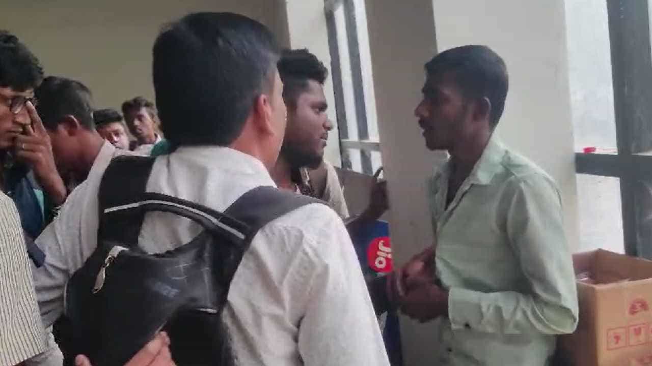 ಚಿಕ್ಕಬಳ್ಳಾಪುರ: ವಿದ್ಯಾರ್ಥಿನಿಯನ್ನು ಚುಡಾಯಿಸಿದ ವಿದ್ಯಾರ್ಥಿಗೆ ಧರ್ಮದೇಟು ಚಿಕ್ಕಬಳ್ಳಾಪುರ: ವಿದ್ಯಾರ್ಥಿನಿಯನ್ನು ಚುಡಾಯಿಸಿದ ವಿದ್ಯಾರ್ಥಿಗೆ ಧರ್ಮದೇಟು