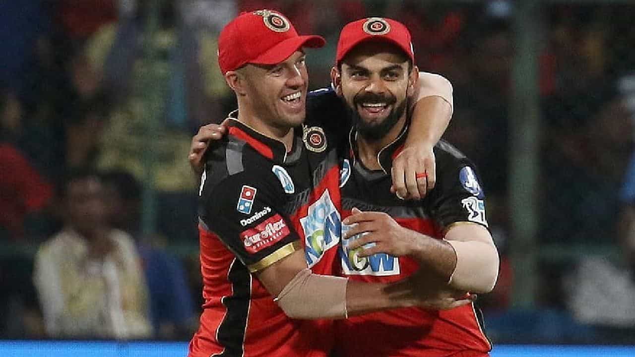 ರಾಯಲ್ ಚಾಲೆಂಜರ್ಸ್ ಬೆಂಗಳೂರು ತಂಡದ ಮಾಜಿ ಆಟಗಾರ ಎಬಿ ಡಿವಿಲಿಯರ್ಸ್ ಇದೀಗ ಮತ್ತೊಮ್ಮೆ ವಿರಾಟ್ ಕೊಹ್ಲಿಯ ಕ್ಷಮೆಯಾಚಿಸಿದ್ದಾರೆ. ಕೆಲ ದಿನಗಳ ಹಿಂದೆ ವಿರಾಟ್ ಕೊಹ್ಲಿ ಮತ್ತು ಅನುಷ್ಕಾ ಶರ್ಮಾ ತಮ್ಮ ಎರಡನೇ ಮಗುವಿನ ನಿರೀಕ್ಷೆಯಲ್ಲಿದ್ದಾರೆ ಎಂದು ಸೋಷಿಯಲ್ ಮೀಡಿಯಾದಲ್ಲಿ ಬಹಿರಂಗಪಡಿಸಿದ್ದರು.