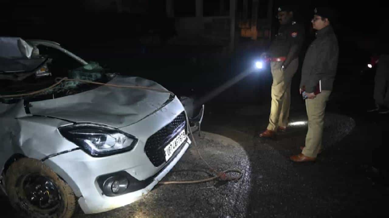 ಉತ್ತರ ಪ್ರದೇಶ: ಕಾನ್ಪುರದಲ್ಲಿ ಪಲ್ಟಿಯಾಗಿ ಚರಂಡಿಗೆ ಬಿದ್ದ ಕಾರು, 6 ಮಂದಿ ಸಾವು ಉತ್ತರ ಪ್ರದೇಶ: ಕಾನ್ಪುರದಲ್ಲಿ ಪಲ್ಟಿಯಾಗಿ ಚರಂಡಿಗೆ ಬಿದ್ದ ಕಾರು, 6 ಮಂದಿ ಸಾವು