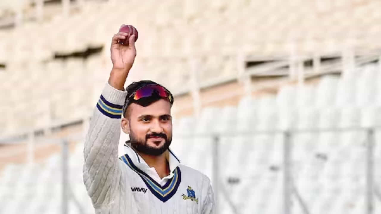 ಭಾರತ ಹಾಗೂ ಇಂಗ್ಲೆಂಡ್ ನಡುವೆ ನಡೆಯುತ್ತಿರುವ ಐದು ಪಂದ್ಯಗಳ ಟೆಸ್ಟ್ ಸರಣಿಯ ಉಳಿದ ಮೂರು ಪಂದ್ಯಗಳಿಗೆ ಟೀಂ ಇಂಡಿಯಾ ಆಯ್ಕೆ ಮಂಡಳಿ 17 ಸದಸ್ಯರ ತಂಡವನ್ನು ಪ್ರಕಟಿಸಿದೆ. ಈ ತಂಡದಲ್ಲಿ ಬಿಹಾರದ ವೇಗದ ಬೌಲರ್ ಆಕಾಶ್ ದೀಪ್ ಅವರಿಗೂ ಸಹ ಚೊಚ್ಚಲ ಅವಕಾಶ ನೀಡಲಾಗಿದೆ.