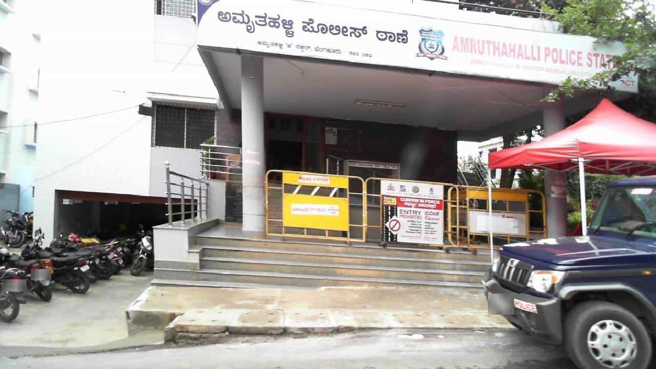 ಕಳ್ಳತನದ ಆರೋಪಿಯನ್ನು ಅಕ್ರಮ ಬಂಧನದಲ್ಲಿಟ್ಟಿದ್ದ ಅಮೃತಹಳ್ಳಿ ಪೊಲೀಸರು, ಮಾನವ ಹಕ್ಕುಗಳ ಆಯೋಗ ದಾಳಿ ಕಳ್ಳತನದ ಆರೋಪಿಯನ್ನು ಅಕ್ರಮ ಬಂಧನದಲ್ಲಿಟ್ಟಿದ್ದ ಅಮೃತಹಳ್ಳಿ ಪೊಲೀಸರು, ಮಾನವ ಹಕ್ಕುಗಳ ಆಯೋಗ ದಾಳಿ