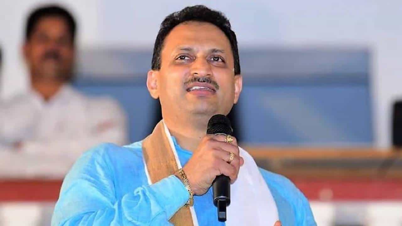ಸಂವಿಧಾನ ಬದಲಾವಣೆ ಹೇಳಿಕೆ: ಮುಜುಗರ ತಾಳಲಾರದೇ ಮಾಧ್ಯಮಗಳ ವಿರುದ್ಧ ನಾಲಗೆ ಹರಿಬಿಟ್ಟ ಅನಂತಕುಮಾರ್ ಹೆಗಡೆ ಸಂವಿಧಾನ ಬದಲಾವಣೆ ಹೇಳಿಕೆ: ಮುಜುಗರ ತಾಳಲಾರದೇ ಮಾಧ್ಯಮಗಳ ವಿರುದ್ಧ ನಾಲಗೆ ಹರಿಬಿಟ್ಟ ಅನಂತಕುಮಾರ್ ಹೆಗಡೆ