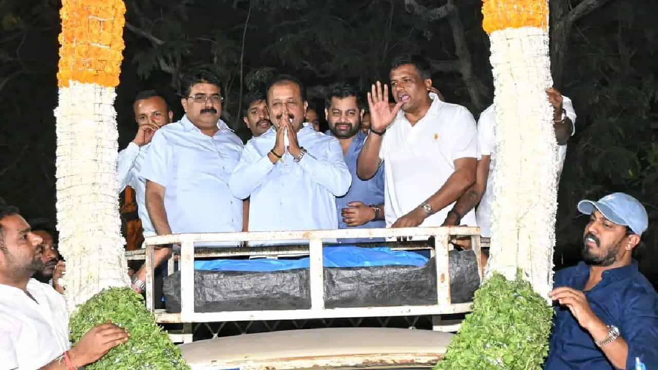 ಮಂಡ್ಯದಲ್ಲಿ ಬಿಜೆಪಿ-ಜೆಡಿಎಸ್ ನಡುವೆ ಮೈತ್ರಿ ಟಿಕೆಟ್ ಫೈಟ್! ಅತ್ತ ಸೈಲೆಂಟಾಗಿ ಅಭ್ಯರ್ಥಿ ಫೈನಲ್ ಮಾಡಿದ ಕಾಂಗ್ರೆಸ್!? ಮಂಡ್ಯದಲ್ಲಿ ಬಿಜೆಪಿ-ಜೆಡಿಎಸ್ ನಡುವೆ ಮೈತ್ರಿ ಟಿಕೆಟ್ ಫೈಟ್! ಅತ್ತ ಸೈಲೆಂಟಾಗಿ ಅಭ್ಯರ್ಥಿ ಫೈನಲ್ ಮಾಡಿದ ಕಾಂಗ್ರೆಸ್!?