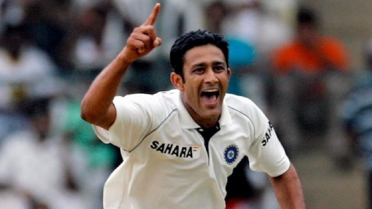 ಭಾರತದಲ್ಲಿ 63 ಟೆಸ್ಟ್ ಪಂದ್ಯಗಳನ್ನಾಡಿದ್ದ ಅನಿಲ್ ಕುಂಬ್ಳೆ ಬರೋಬ್ಬರಿ 350 ವಿಕೆಟ್ ಕಬಳಿಸಿ ಮಿಂಚಿದ್ದರು. ಈ ಮೂಲಕ ತವರಿನ ಪಿಚ್ನಲ್ಲಿ ಅತೀ ಹೆಚ್ಚು ವಿಕೆಟ್ ಪಡೆದ ಬೌಲರ್ ಎಂಬ ದಾಖಲೆಯನ್ನು ಕುಂಬ್ಳೆ ಬರೆದಿದ್ದರು.