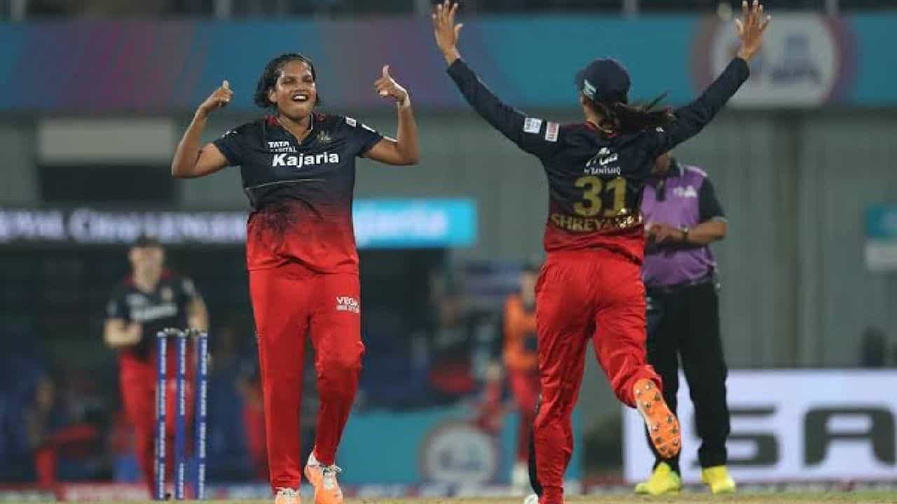 WPL 2024: ಬೆಂಗಳೂರಿನ ಚಿನ್ನಸ್ವಾಮಿ ಸ್ಟೇಡಿಯಂನಲ್ಲಿ ನಡೆದ ಯುಪಿ ವಾರಿಯರ್ಸ್ (UPW) ವಿರುದ್ಧದ ರಣರೋಚಕ ಪಂದ್ಯದಲ್ಲಿ ರಾಯಲ್ ಚಾಲೆಂಜರ್ಸ್ ಬೆಂಗಳೂರು (RCB) ತಂಡವು 2 ರನ್ಗಳ ರೋಚಕ ಜಯ ಸಾಧಿಸಿದೆ. ಈ ಗೆಲುವಿನ ರೂವಾರಿ ಆರ್ಸಿಬಿ ಸ್ಪಿನ್ನರ್ ಆಶಾ ಸೋಭನಾ. ಈ ಪಂದ್ಯದಲ್ಲಿ ನಾಲ್ಕು ಓವರ್ಗಳನ್ನು ಎಸೆದಿದ್ದ ಆಶಾ ಕೇವಲ 22 ರನ್ ನೀಡಿ 5 ವಿಕೆಟ್ ಕಬಳಿಸಿ ಮಿಂಚಿದರು.
