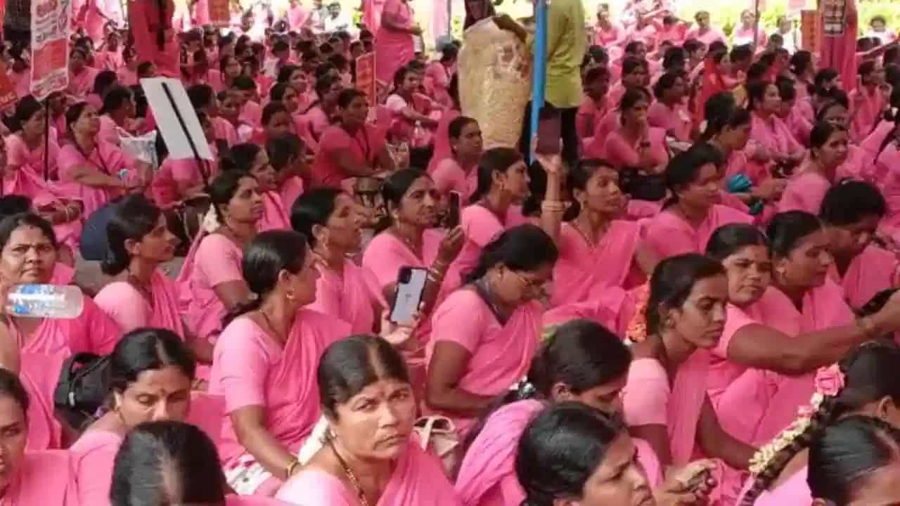 ಬಜೆಟ್ಗೂ ಮೊದಲೇ ಕಾಂಗ್ರೆಸ್ ಸರ್ಕಾರಕ್ಕೆ ಪ್ರತಿಭಟನೆಯ ಬಿಸಿ: ಅಂಗನವಾಡಿ, ಆಶಾ ಕಾರ್ಯಕರ್ತೆಯರಿಂದ ಪ್ರತಿಭಟನೆ ಬಜೆಟ್ಗೂ ಮೊದಲೇ ಕಾಂಗ್ರೆಸ್ ಸರ್ಕಾರಕ್ಕೆ ಪ್ರತಿಭಟನೆಯ ಬಿಸಿ: ಅಂಗನವಾಡಿ, ಆಶಾ ಕಾರ್ಯಕರ್ತೆಯರಿಂದ ಪ್ರತಿಭಟನೆ