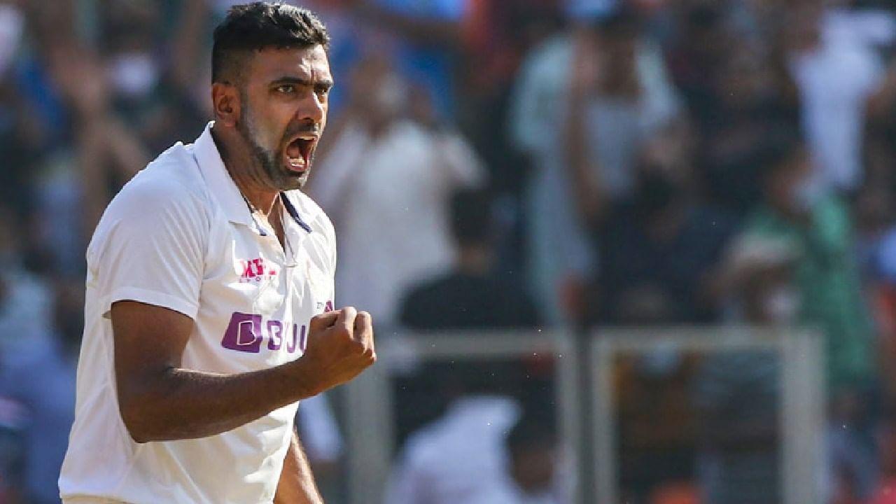 ವಿಶಾಖಪಟ್ಟಣಂನಲ್ಲಿ ನಡೆದ ಇಂಗ್ಲೆಂಡ್ (England) ವಿರುದ್ಧದ ದ್ವಿತೀಯ ಟೆಸ್ಟ್ ಪಂದ್ಯದಲ್ಲಿ ಟೀಮ್ ಇಂಡಿಯಾ (Team India) 106 ರನ್ಗಳ ಅಮೋಘ ಗೆಲುವು ದಾಖಲಿಸಿದೆ. ಈ ಪಂದ್ಯದಲ್ಲಿ ಭಾರತ ತಂಡದ ಹಿರಿಯ ಸ್ಪಿನ್ನರ್ ರವಿಚಂದ್ರನ್ ಅಶ್ವಿನ್ (R Ashwin) 3 ವಿಕೆಟ್ ಕಬಳಿಸಿ ಮಿಂಚಿದ್ದರು.