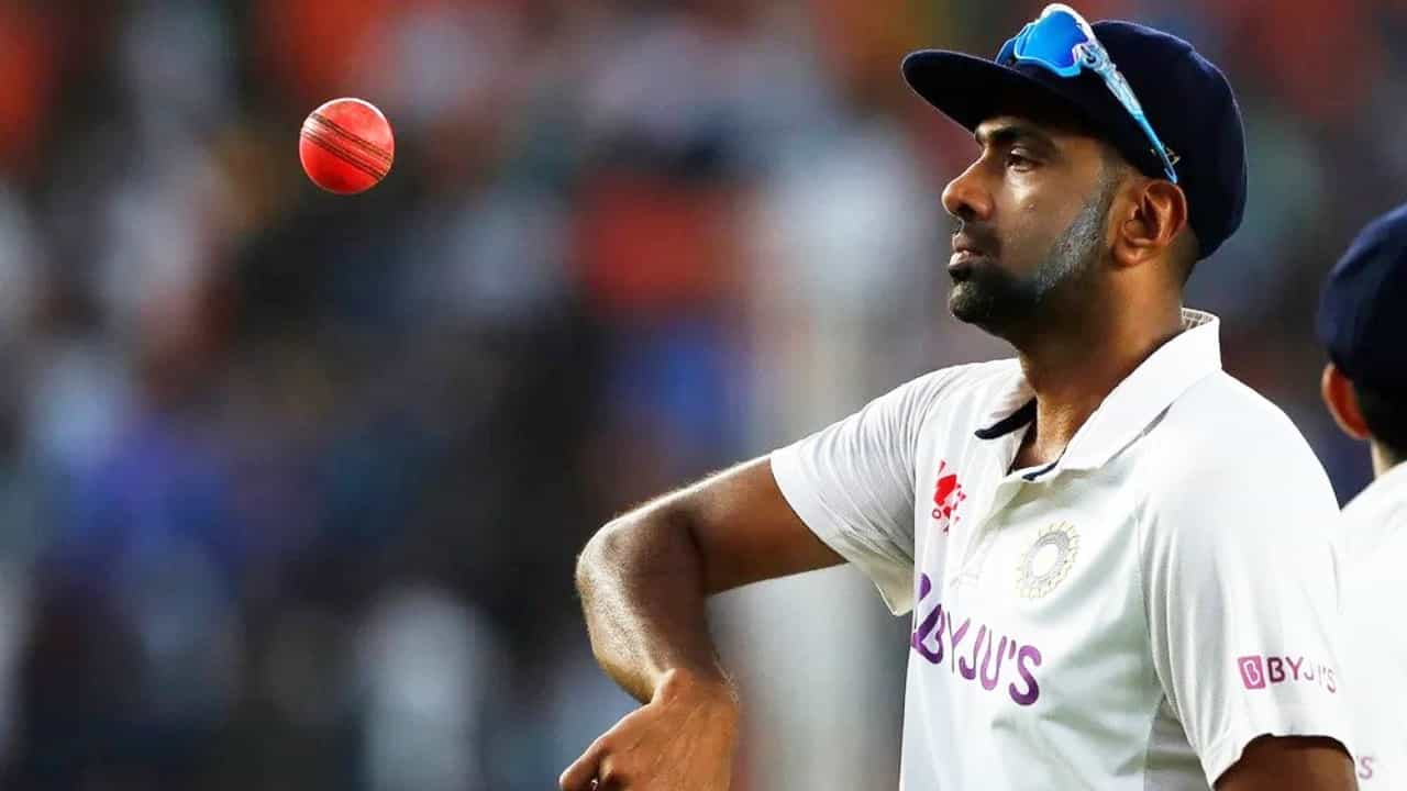 ರಾಜ್ಕೋಟ್ನ ನಿರಂಜನ್ ಶಾ ಕ್ರಿಕೆಟ್ ಸ್ಟೇಡಿಯಂನಲ್ಲಿ ನಡೆಯುತ್ತಿರುವ ಇಂಗ್ಲೆಂಡ್ ವಿರುದ್ಧದ 3ನೇ ಟೆಸ್ಟ್ ಪಂದ್ಯದ 2ನೇ ದಿನದಾಟದಲ್ಲಿ ರವಿಚಂದ್ರನ್ ಅಶ್ವಿನ್ 1 ವಿಕೆಟ್ ಕಬಳಿಸಿದ್ದಾರೆ. ಈ ಒಂದು ವಿಕೆಟ್ನೊಂದಿಗೆ ಅಶ್ವಿನ್ ಟೆಸ್ಟ್ ಕ್ರಿಕೆಟ್ನಲ್ಲಿ 500 ವಿಕೆಟ್ಗಳ ಸಾಧನೆ ಮಾಡಿದ್ದಾರೆ.