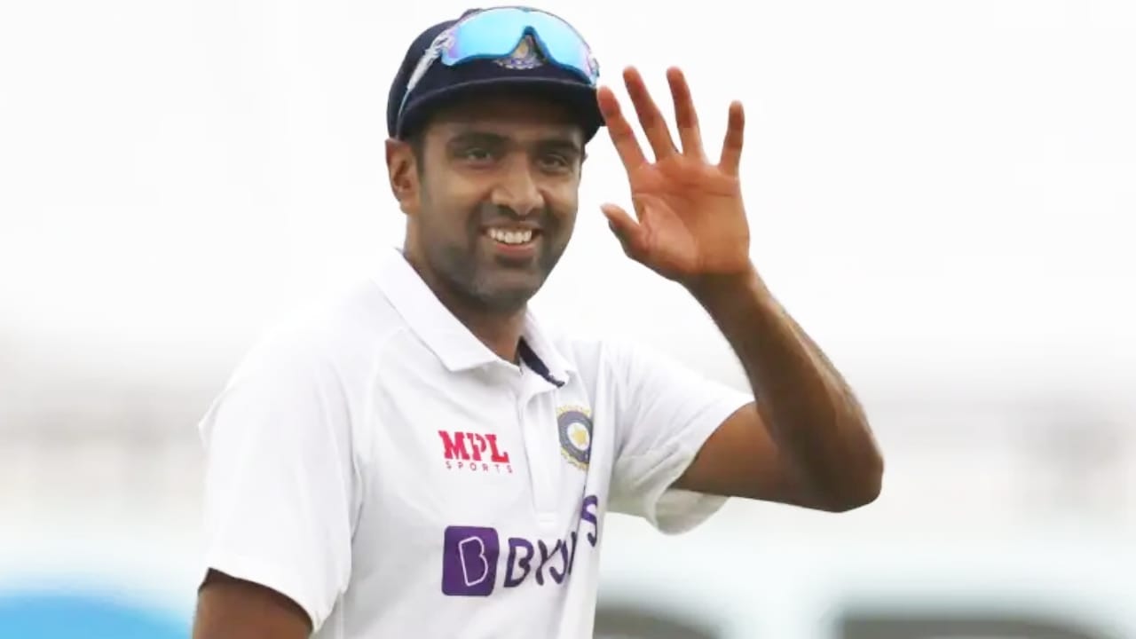 ಇದೀಗ ರಾಂಚಿಯಲ್ಲಿ 4 ವಿಕೆಟ್ ಕಬಳಿಸುವುದರೊಂದಿಗೆ ಭಾರತದಲ್ಲಿ ಅತ್ಯಧಿಕ ಟೆಸ್ಟ್ ವಿಕೆಟ್ ಪಡೆದ ದಾಖಲೆ ಅಶ್ವಿನ್ ಪಾಲಾಗಿದೆ. ತವರಿನಲ್ಲಿ ಒಟ್ಟು 59 ಟೆಸ್ಟ್ ಪಂದ್ಯಗಳನ್ನಾಡಿರುವ ರವಿಚಂದ್ರನ್ ಅಶ್ವಿನ್ ಇದುವರೆಗೆ 352* ವಿಕೆಟ್ಗಳನ್ನು ಕಬಳಿಸಿದ್ದಾರೆ.