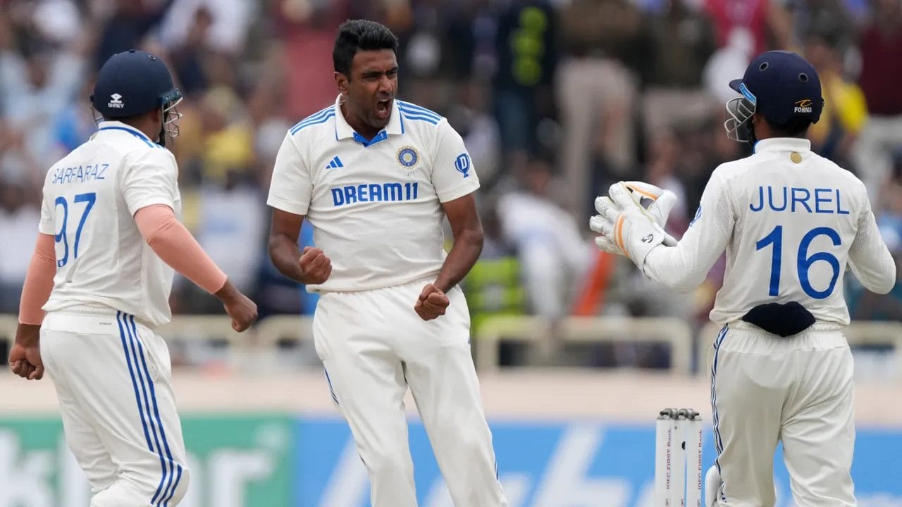 ರಾಂಚಿಯಲ್ಲಿ ನಡೆಯುತ್ತಿರುವ ಇಂಗ್ಲೆಂಡ್ ವಿರುದ್ಧದ 4ನೇ ಟೆಸ್ಟ್ ಪಂದ್ಯದಲ್ಲಿ ಟೀಮ್ ಇಂಡಿಯಾ (Team India) ಸ್ಪಿನ್ನರ್ ರವಿಚಂದ್ರನ್ ಅಶ್ವಿನ್ (R Ashwin) ಭರ್ಜರಿ ಪ್ರದರ್ಶನ ನೀಡುತ್ತಿದ್ದಾರೆ. ಈ ಪಂದ್ಯದ ಮೊದಲ ಇನಿಂಗ್ಸ್ನಲ್ಲಿ 1 ವಿಕೆಟ್ ಪಡೆದಿದ್ದ ಅಶ್ವಿನ್, ದ್ವಿತೀಯ ಇನಿಂಗ್ಸ್ನ ಆರಂಭದಲ್ಲೇ 3 ವಿಕೆಟ್ ಕಬಳಿಸಿದ್ದಾರೆ. ಈ ಮೂರು ವಿಕೆಟ್ಗಳೊಂದಿಗೆ ಇದೀಗ ವಿಶೇಷ ದಾಖಲೆಯೊಂದನ್ನು ತಮ್ಮದಾಗಿಸಿಕೊಂಡಿದ್ದಾರೆ.