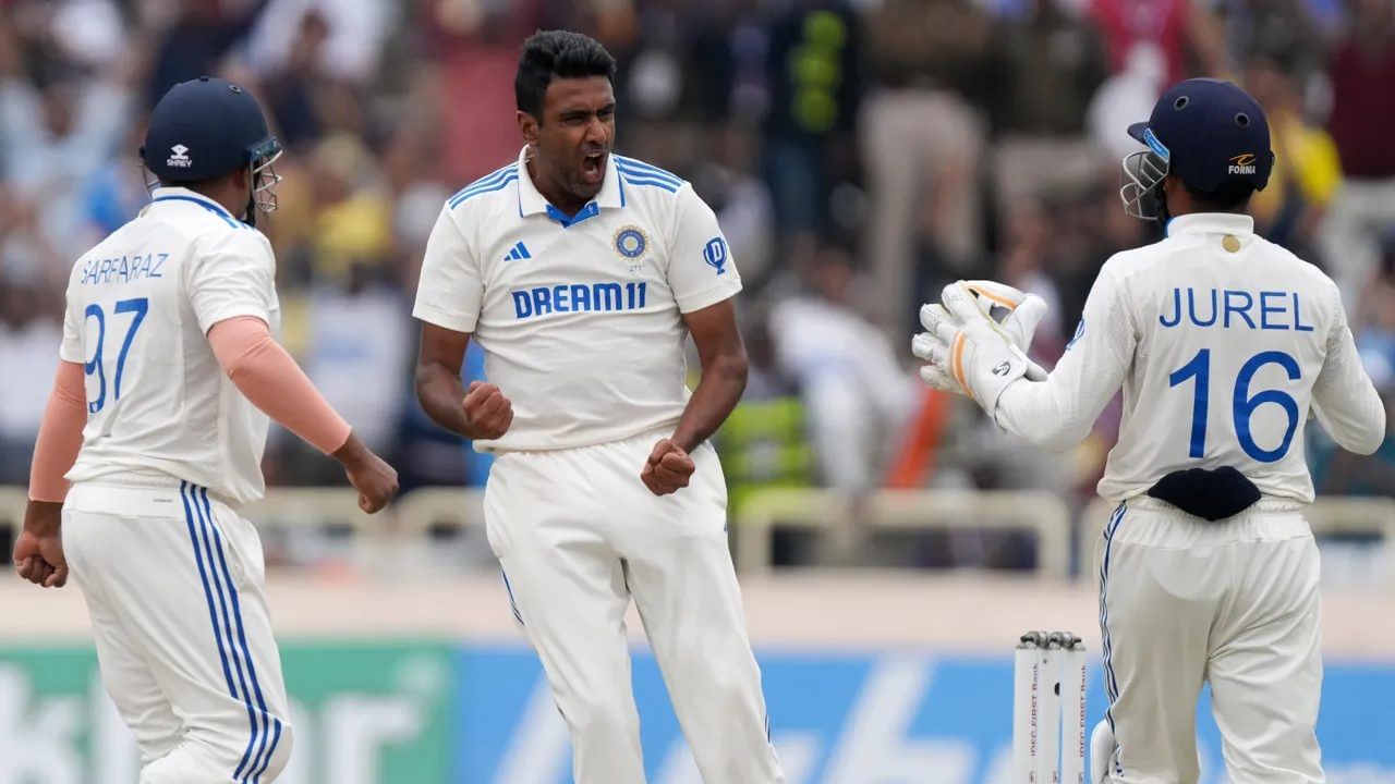 ರಾಂಚಿಯಲ್ಲಿ ನಡೆಯುತ್ತಿರುವ ಇಂಗ್ಲೆಂಡ್ ವಿರುದ್ಧದ 4ನೇ ಟೆಸ್ಟ್ ಪಂದ್ಯದಲ್ಲಿ ಟೀಮ್ ಇಂಡಿಯಾ (Team India) ಸ್ಪಿನ್ನರ್ ರವಿಚಂದ್ರನ್ ಅಶ್ವಿನ್ (R Ashwin) ಭರ್ಜರಿ ಪ್ರದರ್ಶನ ನೀಡುತ್ತಿದ್ದಾರೆ. ಈ ಪಂದ್ಯದ ಮೊದಲ ಇನಿಂಗ್ಸ್ನಲ್ಲಿ 1 ವಿಕೆಟ್ ಪಡೆದಿದ್ದ ಅಶ್ವಿನ್, ದ್ವಿತೀಯ ಇನಿಂಗ್ಸ್ನ ಆರಂಭದಲ್ಲೇ 3 ವಿಕೆಟ್ ಕಬಳಿಸಿದ್ದಾರೆ. ಈ ಮೂರು ವಿಕೆಟ್ಗಳೊಂದಿಗೆ ಇದೀಗ ವಿಶೇಷ ದಾಖಲೆಯೊಂದನ್ನು ತಮ್ಮದಾಗಿಸಿಕೊಂಡಿದ್ದಾರೆ.