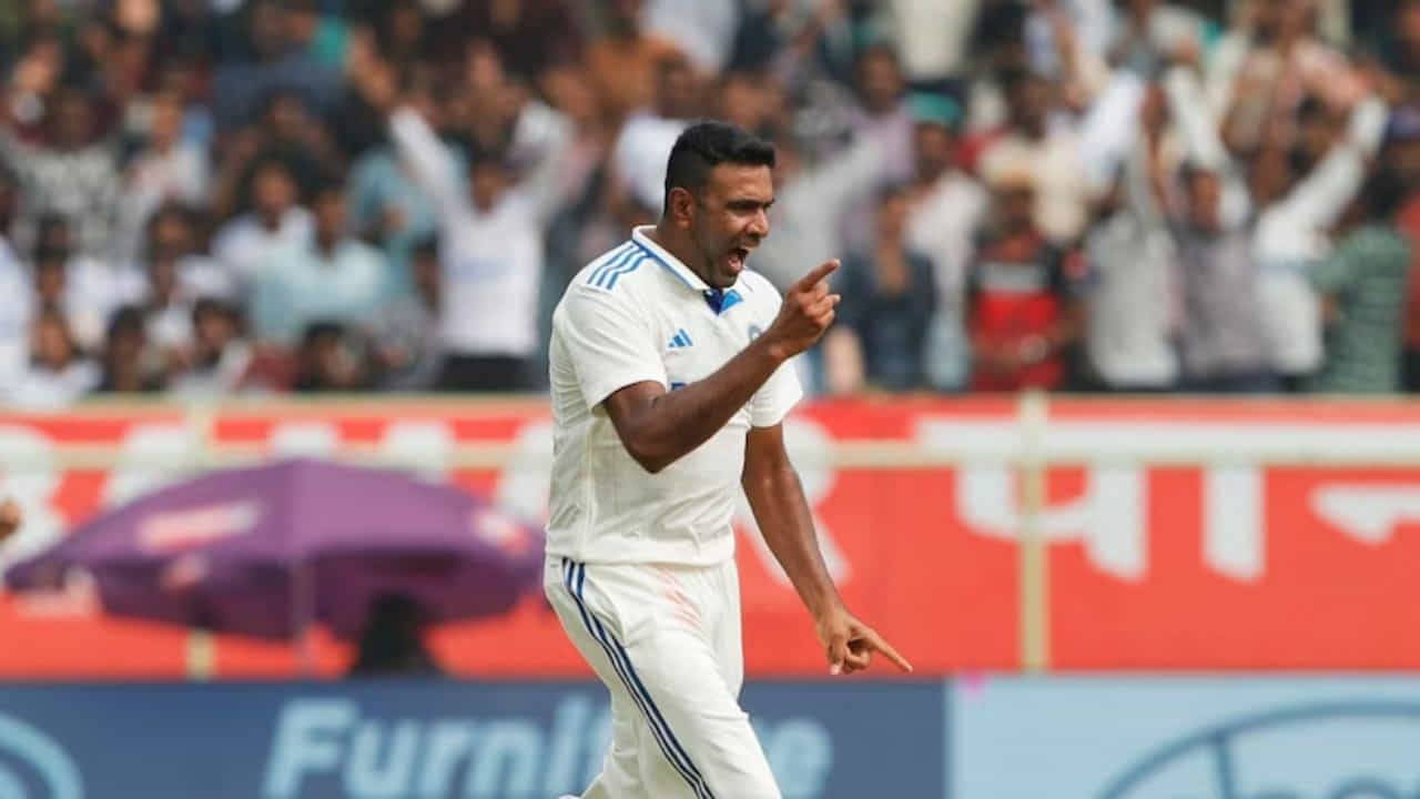 ಟೀಂ ಇಂಡಿಯಾದ ಅನುಭವಿ ಸ್ಪಿನ್ನರ್ ಆರ್ ಅಶ್ವಿನ್ ಟೆಸ್ಟ್ ಕ್ರಿಕೆಟ್ನಲ್ಲಿ ಇತಿಹಾಸ ಸೃಷ್ಟಿಸಿದ್ದಾರೆ. ರಾಜ್ಕೋಟ್ನಲ್ಲಿ ನಡೆಯುತ್ತಿರುವ ಮೂರನೇ ಟೆಸ್ಟ್ನ ಮೊದಲ ಇನ್ನಿಂಗ್ಸ್ನಲ್ಲಿ ಇಂಗ್ಲೆಂಡ್ನ ಜ್ಯಾಕ್ ಕ್ರೌಲಿ ವಿಕೆಟ್ ಪಡೆದ ಅಶ್ವಿನ್ ತಮ್ಮ ಟೆಸ್ಟ್ ವೃತ್ತಿಜೀವನದಲ್ಲಿ 500 ವಿಕೆಟ್ ಪೂರೈಸಿದ್ದಾರೆ.