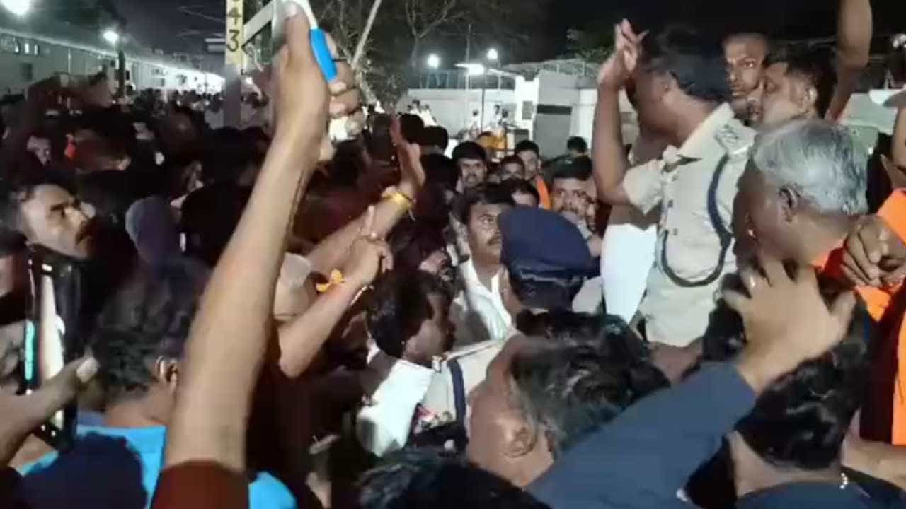 ಅಯೋಧ್ಯೆ ವಿಶೇಷ ರೈಲಿಗೆ ನುಗ್ಗಿ ಬೆಂಕಿ ಹಚ್ಚುವುದಾಗಿ ಬೆದರಿಕೆ ಕೇಸ್: ಓರ್ವ ಯುವಕ ಅರೆಸ್ಟ್ ಅಯೋಧ್ಯೆ ವಿಶೇಷ ರೈಲಿಗೆ ನುಗ್ಗಿ ಬೆಂಕಿ ಹಚ್ಚುವುದಾಗಿ ಬೆದರಿಕೆ ಕೇಸ್: ಓರ್ವ ಯುವಕ ಅರೆಸ್ಟ್