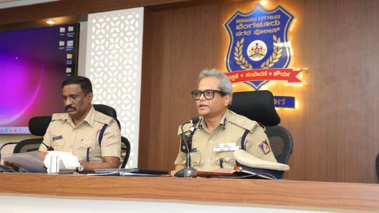 ಬೆಂಗಳೂರಿನಲ್ಲಿ ಸಂಚಾರ ದಟ್ಟಣೆ 2022ಕ್ಕಿಂತ 2023ರಲ್ಲಿ ಕಡಿಮೆಯಾಗಿದೆ: ಪೊಲೀಸ್ ಆಯುಕ್ತ ದಯಾನಂದ ಬೆಂಗಳೂರಿನಲ್ಲಿ ಸಂಚಾರ ದಟ್ಟಣೆ 2022ಕ್ಕಿಂತ 2023ರಲ್ಲಿ ಕಡಿಮೆಯಾಗಿದೆ: ಪೊಲೀಸ್ ಆಯುಕ್ತ ದಯಾನಂದ