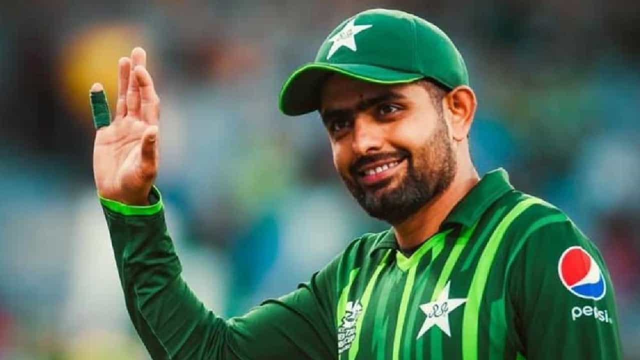ಪಾಕಿಸ್ತಾನ್ ತಂಡದ ನಾಯಕನಾಗಿ ಬಾಬರ್ ಆಝಂ (Babar Azam) ಮತ್ತೆ ನೇಮಕವಾಗಿದ್ದಾರೆ. ಟಿ20 ವಿಶ್ವಕಪ್ ಆರಂಭಕ್ಕೂ ಮುಂಚಿತವಾಗಿ ಪಾಕಿಸ್ತಾನ್ ಕ್ರಿಕೆಟ್ ಮಂಡಳಿ ತಂಡದ ನಾಯಕನನ್ನು ಬದಲಿಸಿದ್ದು, ಅದರಂತೆ ಇದೀಗ ಬಾಬರ್ಗೆ ಮತ್ತೆ ಕ್ಯಾಪ್ಟನ್ ಪಟ್ಟ ನೀಡಲಾಗಿದೆ.