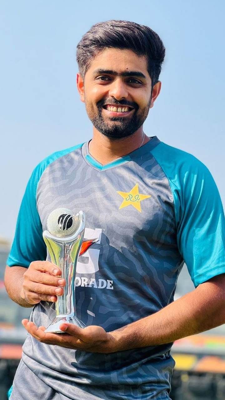ಪಾಕಿಸ್ತಾನ ಕ್ರಿಕೆಟ್ ತಂಡದ ಸ್ಟಾರ್ ಬ್ಯಾಟ್ಸ್‌ಮನ್ ಮತ್ತು ಮಾಜಿ ನಾಯಕ ಬಾಬರ್ ಅಜಮ್ ಈ ಯುಗದ ಶ್ರೇಷ್ಠ ಕ್ರಿಕೆಟಿಗರಲ್ಲಿ ಒಬ್ಬರಾಗಿದ್ದಾರೆ.