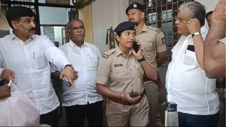 ಪರಿಷತ್ ಒಳಗೆ ಕೇಸರಿ ಶಾಲು ಒಯ್ಯಲು ತಡೆ; ಪೊಲೀಸರಿಗೆ ಬಿಜೆಪಿ ಎಂಎಲ್ಸಿಗಳಿಂದ ಹಿಗ್ಗಾಮುಗ್ಗಾ ತರಾಟೆ ಪರಿಷತ್ ಒಳಗೆ ಕೇಸರಿ ಶಾಲು ಒಯ್ಯಲು ತಡೆ; ಪೊಲೀಸರಿಗೆ ಬಿಜೆಪಿ ಎಂಎಲ್ಸಿಗಳಿಂದ ಹಿಗ್ಗಾಮುಗ್ಗಾ ತರಾಟೆ