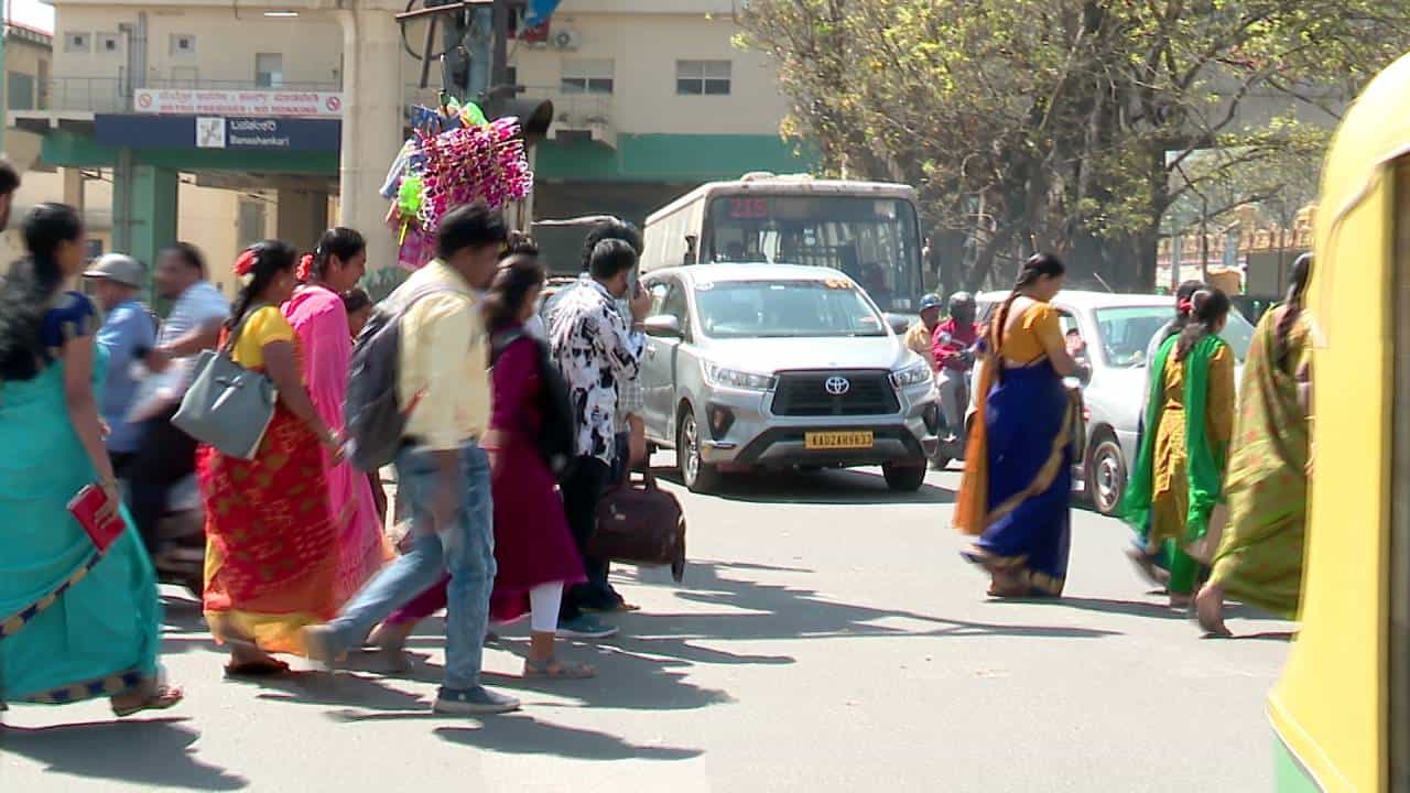 ಪಾದಚಾರಿಗಳ ಕಷ್ಟ ಒಂದೆರೆಡಲ್ಲ; ಬನಶಂಕರಿ ಜಂಕ್ಷನ್ಗೆ ಬೇಕಿದೆ ಸ್ಕೈ ವಾಕ್ ಪಾದಚಾರಿಗಳ ಕಷ್ಟ ಒಂದೆರೆಡಲ್ಲ; ಬನಶಂಕರಿ ಜಂಕ್ಷನ್ಗೆ ಬೇಕಿದೆ ಸ್ಕೈ ವಾಕ್
