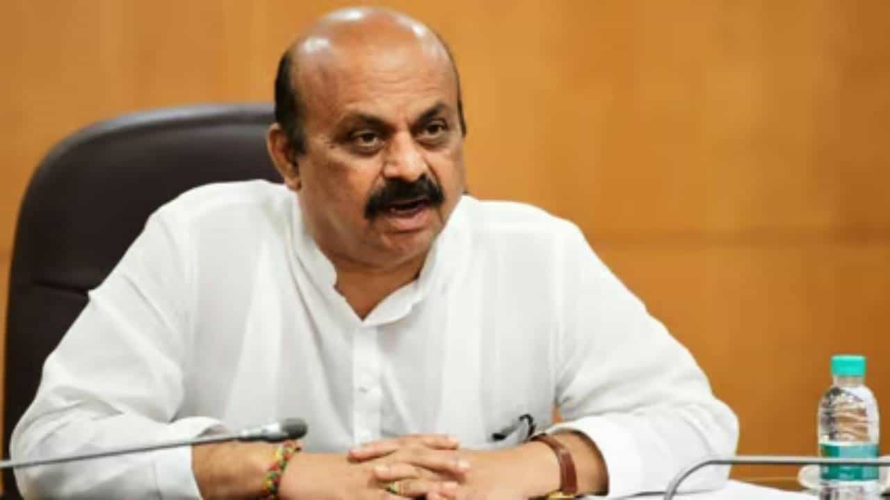 ಹಾವೇರಿ: ಲೋಕಸಭಾ ಚುನಾವಣೆ ಬಳಿಕ ರಾಜ್ಯ ಸರ್ಕಾರ ಪತನ, ನಾನು ಗ್ಯಾರಂಟಿ ಕೊಡ್ತೇನೆ-ಬಸವರಾಜ್ ಬೊಮ್ಮಾಯಿ ಹಾವೇರಿ: ಲೋಕಸಭಾ ಚುನಾವಣೆ ಬಳಿಕ ರಾಜ್ಯ ಸರ್ಕಾರ ಪತನ, ನಾನು ಗ್ಯಾರಂಟಿ ಕೊಡ್ತೇನೆ-ಬಸವರಾಜ್ ಬೊಮ್ಮಾಯಿ