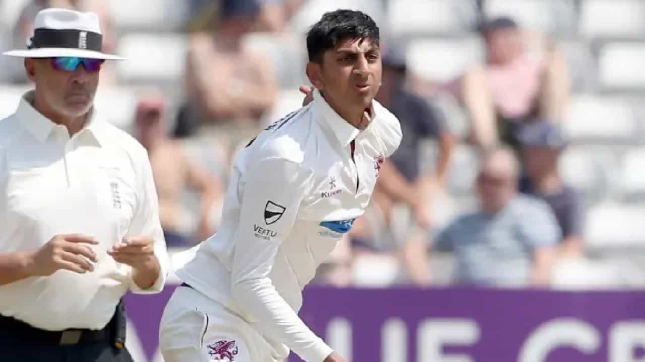 India vs England 2nd Test: ಭಾರತದ ವಿರುದ್ಧದ 2ನೇ ಟೆಸ್ಟ್ ಪಂದ್ಯಕ್ಕಾಗಿ ಇಂಗ್ಲೆಂಡ್ ತನ್ನ ಪ್ಲೇಯಿಂಗ್ ಇಲೆವೆನ್ನ್ನು ಘೋಷಿಸಿದೆ. ಈ ಆಡುವ ಬಳಗದಲ್ಲಿ 20 ವರ್ಷದ ಶೊಯೆಬ್ ಬಶೀರ್ (Shoaib Bashir) ಸ್ಥಾನ ಪಡೆದಿದ್ದಾರೆ. ವಿಶೇಷ ಎಂದರೆ ಇದು ಶೊಯೆಬ್ಗೆ ಚೊಚ್ಚಲ ಟೆಸ್ಟ್ ಪಂದ್ಯ.