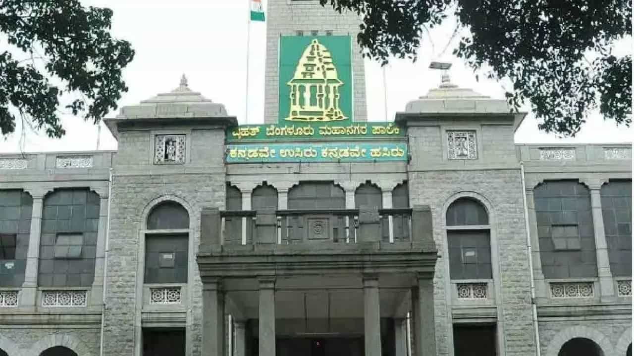 ಕನ್ನಡ ನಾಮಫಲಕ ಹಾಕದವರಿಗೆ ಬಿಸಿ ಮುಟ್ಟಿಸಿದ ಬಿಬಿಎಂಪಿ: ನೋಟಿಸ್ ನೀಡಿ ಲೈಸೆನ್ಸ್ ರದ್ದು ಕನ್ನಡ ನಾಮಫಲಕ ಹಾಕದವರಿಗೆ ಬಿಸಿ ಮುಟ್ಟಿಸಿದ ಬಿಬಿಎಂಪಿ: ನೋಟಿಸ್ ನೀಡಿ ಲೈಸೆನ್ಸ್ ರದ್ದು