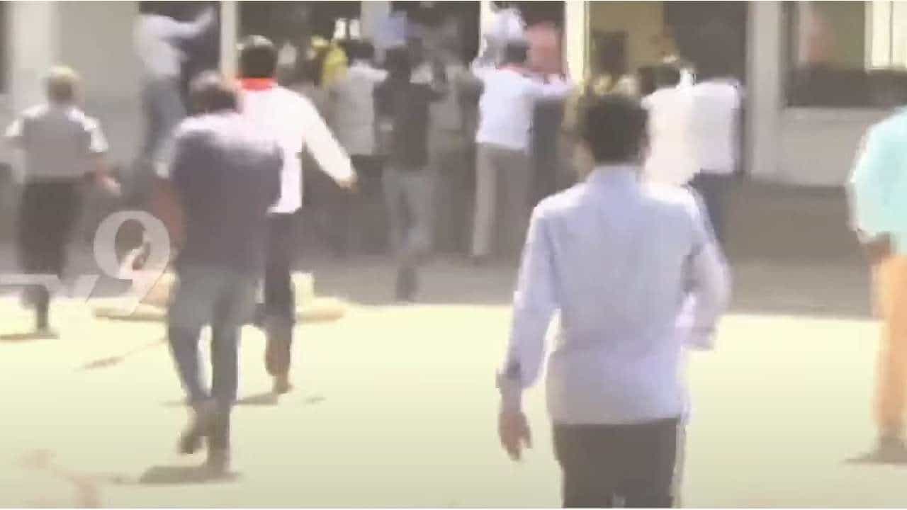 ಬೆಳಗಾವಿ: ರಾಜ್ಯ ಸರ್ಕಾರದ ವಿರುದ್ಧ ಪ್ರತಿಭಟನೆ: ಕಾಂಗ್ರೆಸ್ ಕಚೇರಿಯೊಳಗೆ ನುಗ್ಗಿದ ಬಿಜೆಪಿ ಕಾರ್ಯಕರ್ತರು ಬೆಳಗಾವಿ: ರಾಜ್ಯ ಸರ್ಕಾರದ ವಿರುದ್ಧ ಪ್ರತಿಭಟನೆ: ಕಾಂಗ್ರೆಸ್ ಕಚೇರಿಯೊಳಗೆ ನುಗ್ಗಿದ ಬಿಜೆಪಿ ಕಾರ್ಯಕರ್ತರು