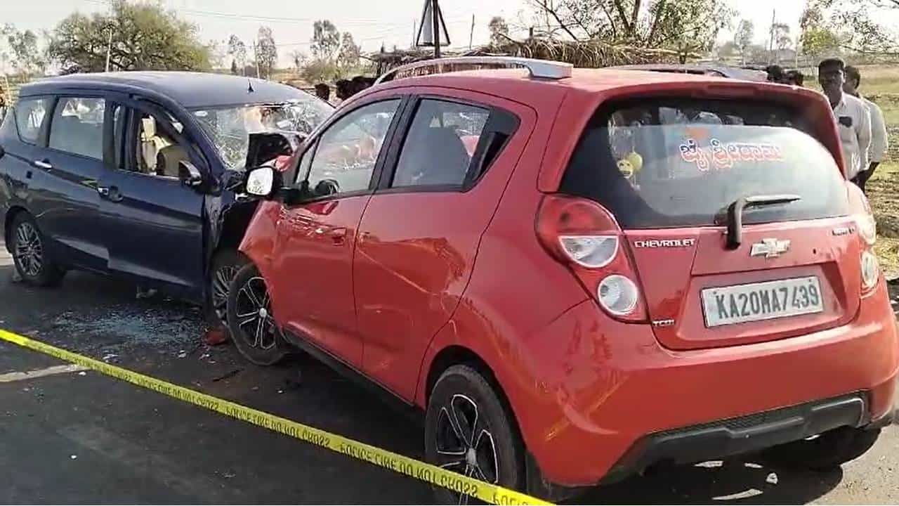 ಬೆಳಗಾವಿ: ಎರಡು ಕಾರುಗಳ ನಡುವೆ ಡಿಕ್ಕಿ;ಮೂವರು ಸ್ಥಳದಲ್ಲೇ ಸಾವು ಬೆಳಗಾವಿ: ಎರಡು ಕಾರುಗಳ ನಡುವೆ ಡಿಕ್ಕಿ;ಮೂವರು ಸ್ಥಳದಲ್ಲೇ ಸಾವು
