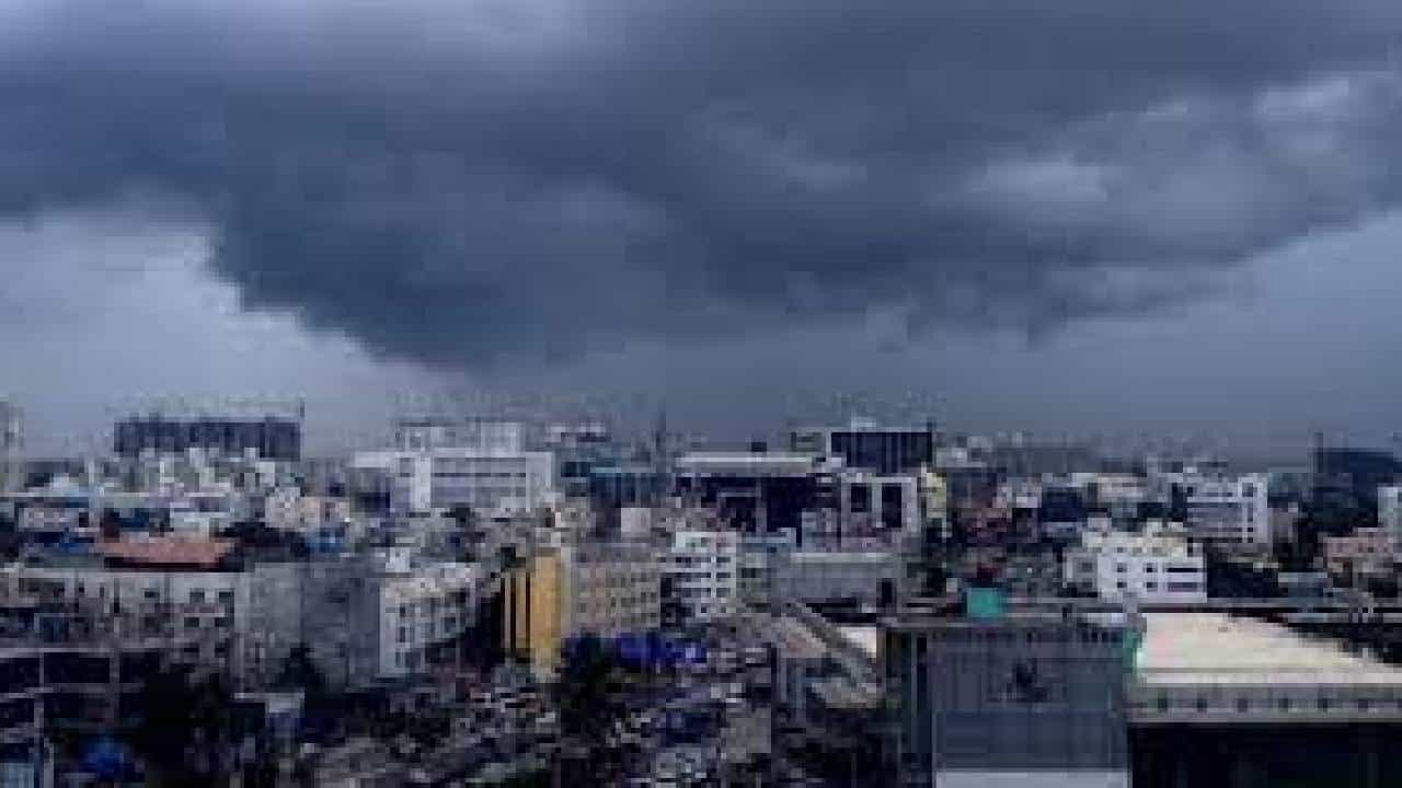 Karnataka Weather: ಬೆಂಗಳೂರಲ್ಲಿ ಮೋಡಕವಿದ ವಾತಾವರಣ, ಸಾಧಾರಣ ಮಳೆಯಾಗುವ ಮುನ್ಸೂಚನೆ Karnataka Weather: ಬೆಂಗಳೂರಲ್ಲಿ ಮೋಡಕವಿದ ವಾತಾವರಣ, ಸಾಧಾರಣ ಮಳೆಯಾಗುವ ಮುನ್ಸೂಚನೆ