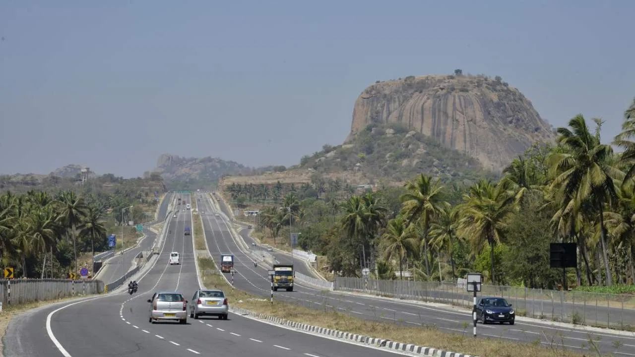 ಬೆಂಗಳೂರು ಮೈಸೂರು ಎಕ್ಸ್ಪ್ರೆಸ್ ವೇಯಲ್ಲಿ ಉಪಗ್ರಹ ಆಧಾರಿತ ಟೋಲ್ ಸಂಗ್ರಹ: ಏನಿದರ ವಿಶೇಷ? ಇಲ್ಲಿದೆ ವಿವರ ಬೆಂಗಳೂರು ಮೈಸೂರು ಎಕ್ಸ್ಪ್ರೆಸ್ ವೇಯಲ್ಲಿ ಉಪಗ್ರಹ ಆಧಾರಿತ ಟೋಲ್ ಸಂಗ್ರಹ: ಏನಿದರ ವಿಶೇಷ? ಇಲ್ಲಿದೆ ವಿವರ