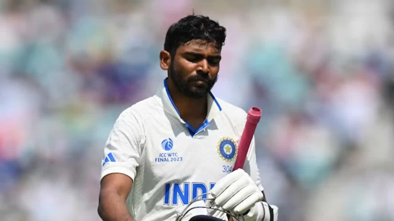 ಭಾರತ ಮತ್ತು ಇಂಗ್ಲೆಂಡ್ ನಡುವಿನ 5 ಪಂದ್ಯಗಳ ಟೆಸ್ಟ್ ಸರಣಿಯಲ್ಲಿ ಟೀಂ ಇಂಡಿಯಾದ ವಿಕೆಟ್ ಕೀಪಿಂಗ್ ಜವಬ್ದಾರಿ ಹೊತ್ತಿರುವ ಯುವ ವಿಕೆಟ್ಕೀಪರ್ ಬ್ಯಾಟ್ಸ್ಮನ್ ಕೆಎಸ್ ಭರತ್, ಕೀಪಿಂಗ್ ಜೊತೆಗೆ ಬ್ಯಾಟಿಂಗ್ನಲ್ಲೂ ಸತತ ವೈಫಲ್ಯ ಅನುಭವಿಸುತ್ತಿದ್ದಾರೆ.