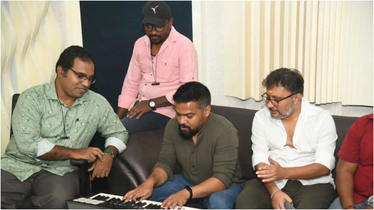 ಸಾಂಗ್ ರೆಕಾರ್ಡಿಂಗ್ ಪೂಜೆ: ಮರೆಯಾದ ಸಂಸ್ಕೃತಿಗೆ ಗುರು ದೇಶಪಾಂಡೆ ಮರುಜೀವ ಸಾಂಗ್ ರೆಕಾರ್ಡಿಂಗ್ ಪೂಜೆ: ಮರೆಯಾದ ಸಂಸ್ಕೃತಿಗೆ ಗುರು ದೇಶಪಾಂಡೆ ಮರುಜೀವ