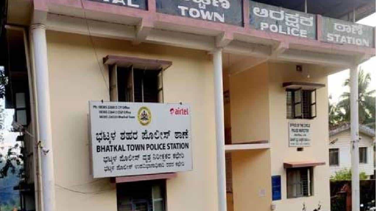 ಉತ್ತರ ಕನ್ನಡ: ಪಾರ್ಶ್ವವಾಯು ಪೀಡಿತರಿಗೆ ಚಿಕಿತ್ಸೆ ನೀಡುತ್ತೇವೆಂದು ಹಣ ಪಡೆದು ವಂಚಿಸಿದ ಗ್ಯಾಂಗ್ ಉತ್ತರ ಕನ್ನಡ: ಪಾರ್ಶ್ವವಾಯು ಪೀಡಿತರಿಗೆ ಚಿಕಿತ್ಸೆ ನೀಡುತ್ತೇವೆಂದು ಹಣ ಪಡೆದು ವಂಚಿಸಿದ ಗ್ಯಾಂಗ್