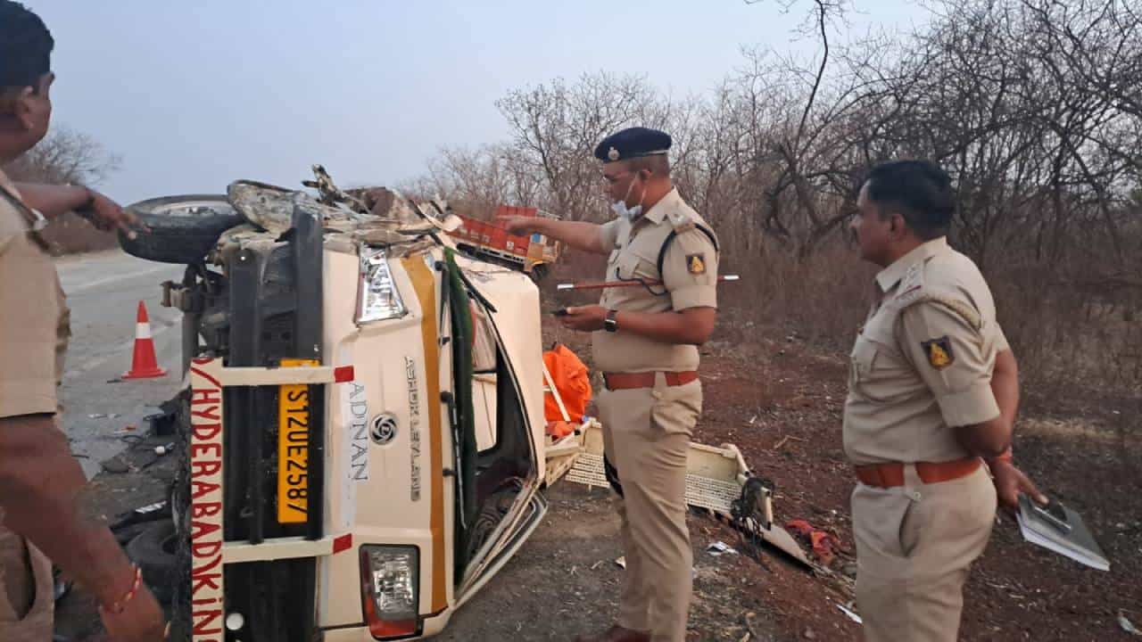 ಬೀದರ್ನಲ್ಲಿ ಭೀಕರ ರಸ್ತೆ ಅಪಘಾತ; ಟ್ರಕ್-ಟಾಟಾ ಎಸ್ ಡಿಕ್ಕಿಯಾಗಿ ನಾಲ್ವರು ಸಾವು ಬೀದರ್ನಲ್ಲಿ ಭೀಕರ ರಸ್ತೆ ಅಪಘಾತ; ಟ್ರಕ್-ಟಾಟಾ ಎಸ್ ಡಿಕ್ಕಿಯಾಗಿ ನಾಲ್ವರು ಸಾವು