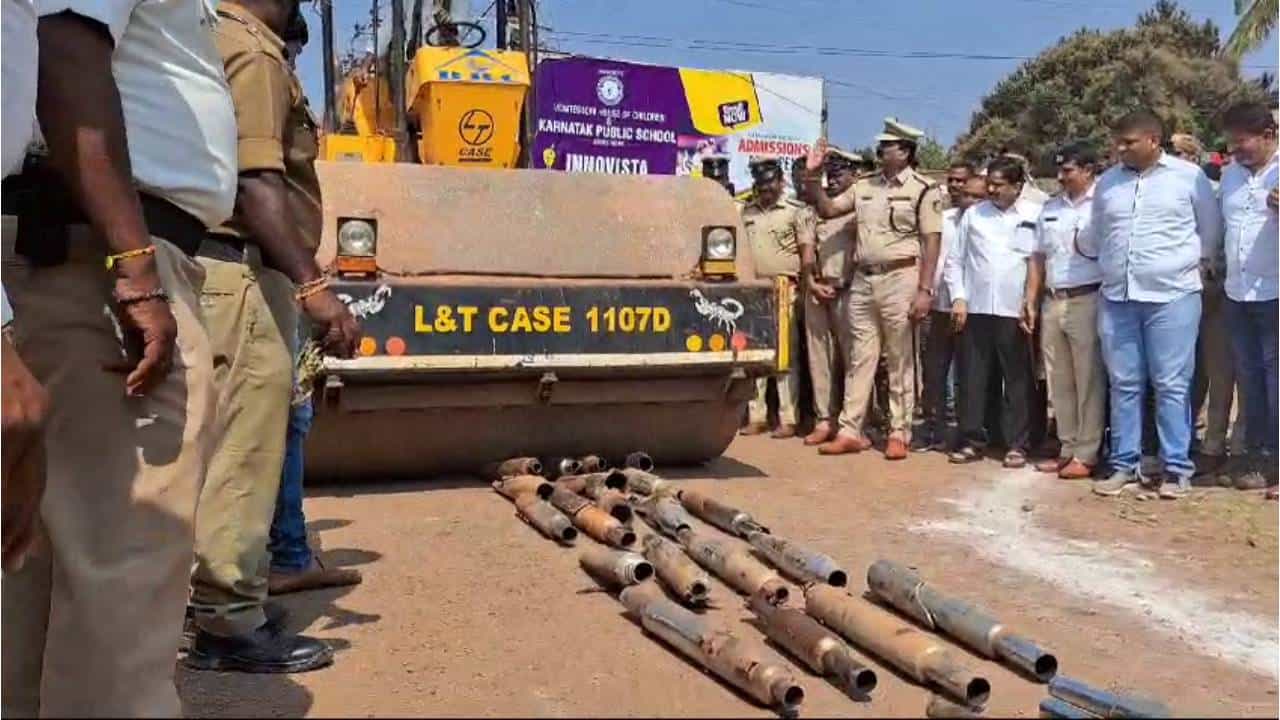 ಕರ್ಕಶ ಶಬ್ದ ಮಾಡುವ ಸೈಲೆನ್ಸರ್ಗಳನ್ನು ರೋಲರ್ ಹತ್ತಿಸಿ ನಾಶಪಡಿಸಿದ ಬೀದರ್ ಪೊಲೀಸರು ಕರ್ಕಶ ಶಬ್ದ ಮಾಡುವ ಸೈಲೆನ್ಸರ್ಗಳನ್ನು ರೋಲರ್ ಹತ್ತಿಸಿ ನಾಶಪಡಿಸಿದ ಬೀದರ್ ಪೊಲೀಸರು
